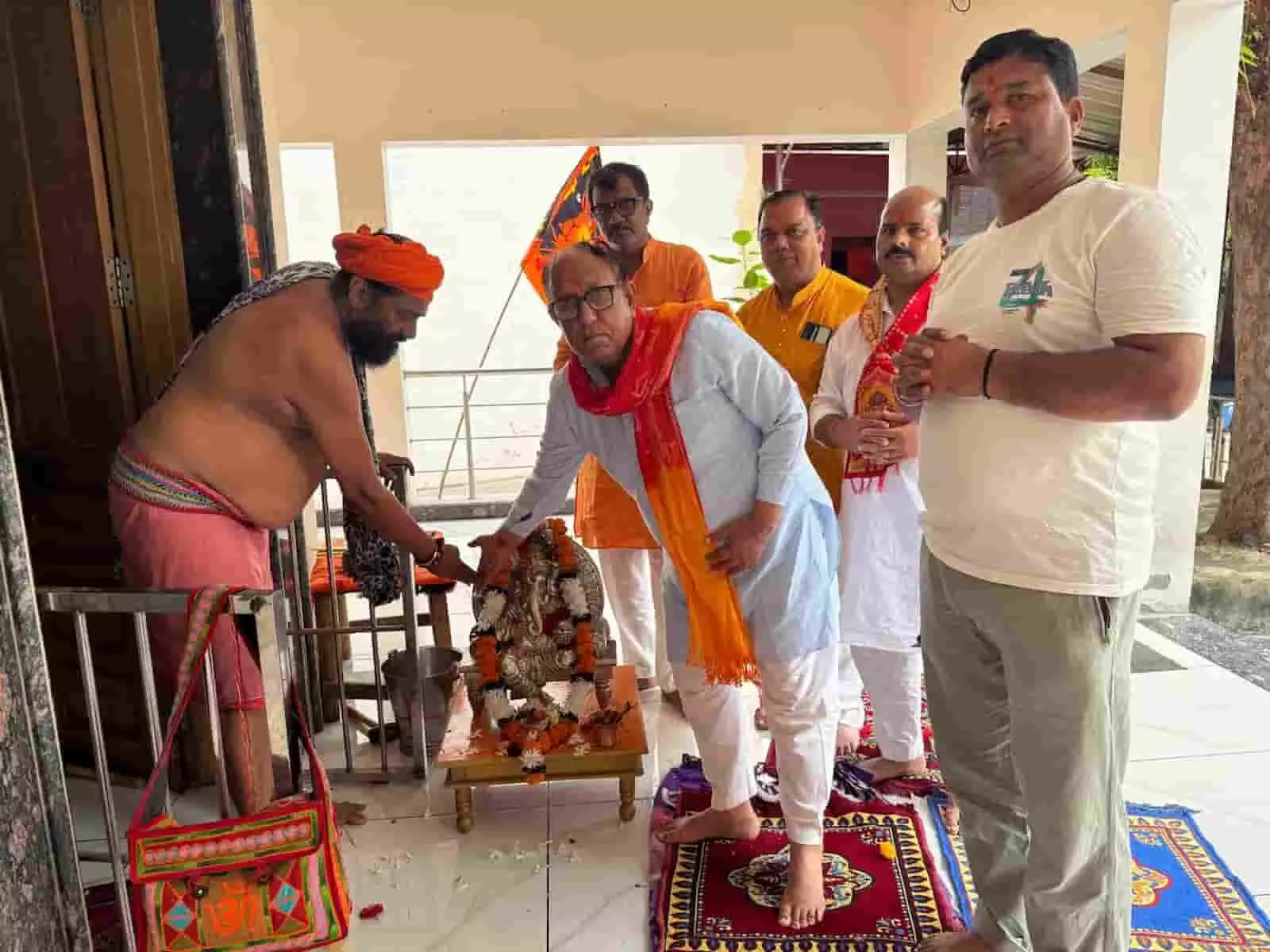 तस्वीर में हरिद्वार में संतों की उपस्थिति में विधायक रामकेश मीना गणेश पूजन करते हुए। तस्वीर में हरिद्वार में संतों की उपस्थिति में विधायक रामकेश मीना गणेश पूजन करते हुए।