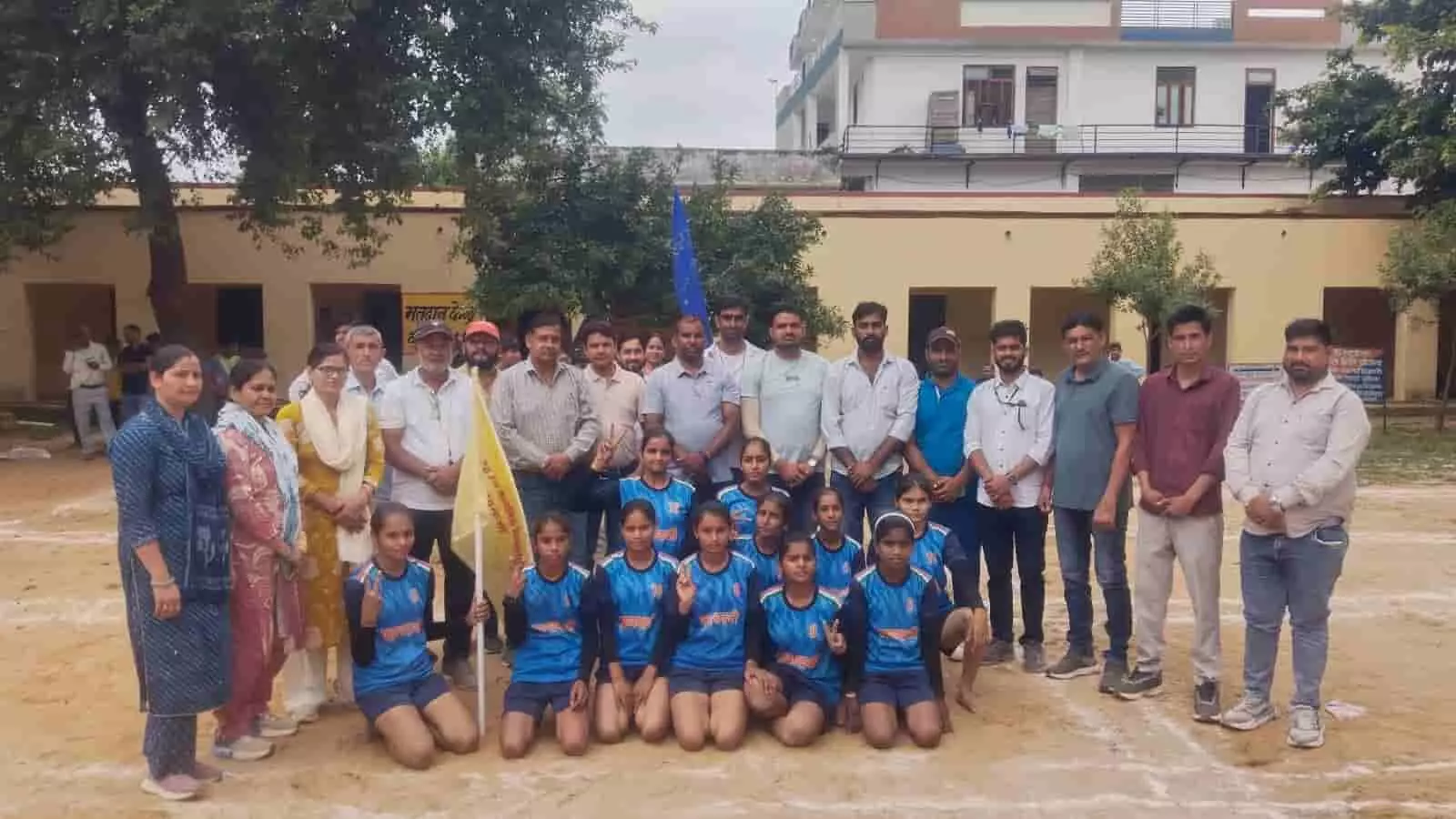 करौली के स्कूल मैदान में विजयी बालिका खिलाड़ी और शिक्षक समूह तस्वीर के लिए खड़े हैं। करौली के स्कूल मैदान में विजयी बालिका खिलाड़ी और शिक्षक समूह तस्वीर के लिए खड़े हैं।