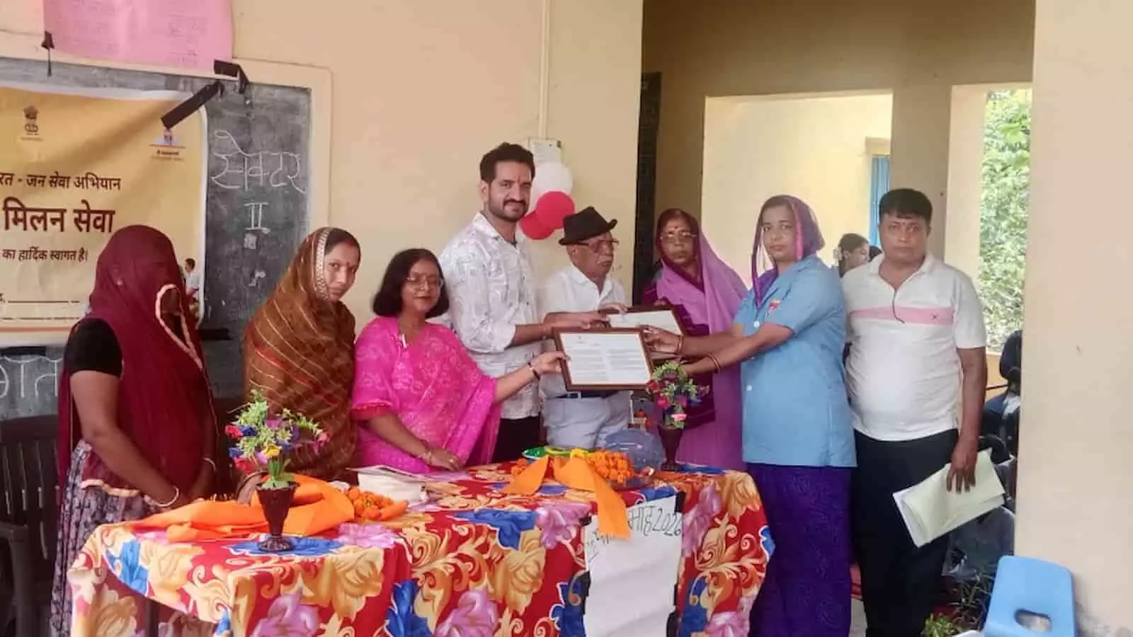 तस्वीर में कानोड़ के विद्यालय में आयोजित आंगन मिलन सेवा कार्यक्रम में उपस्थित लोग दिखाई दे रहे हैं। तस्वीर में कानोड़ के विद्यालय में आयोजित आंगन मिलन सेवा कार्यक्रम में उपस्थित लोग दिखाई दे रहे हैं।