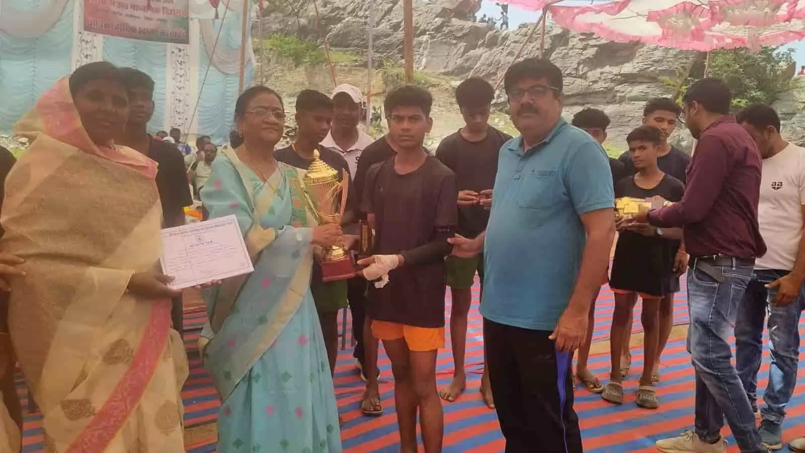 नयागांव के विद्यालय में खो-खो प्रतियोगिता के दौरान विजेता खिलाड़ी को ट्रॉफी देते अतिथि. नयागांव के विद्यालय में खो-खो प्रतियोगिता के दौरान विजेता खिलाड़ी को ट्रॉफी देते अतिथि.