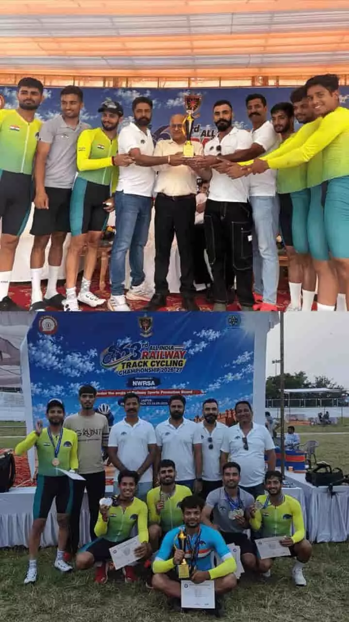 तस्वीर के ऊपरी हिस्से में खिलाड़ी ट्रॉफी थामे और नीचे हिस्से में पदक व ट्रॉफी के साथ बैठे हैं। तस्वीर के ऊपरी हिस्से में खिलाड़ी ट्रॉफी थामे और नीचे हिस्से में पदक व ट्रॉफी के साथ बैठे हैं।
