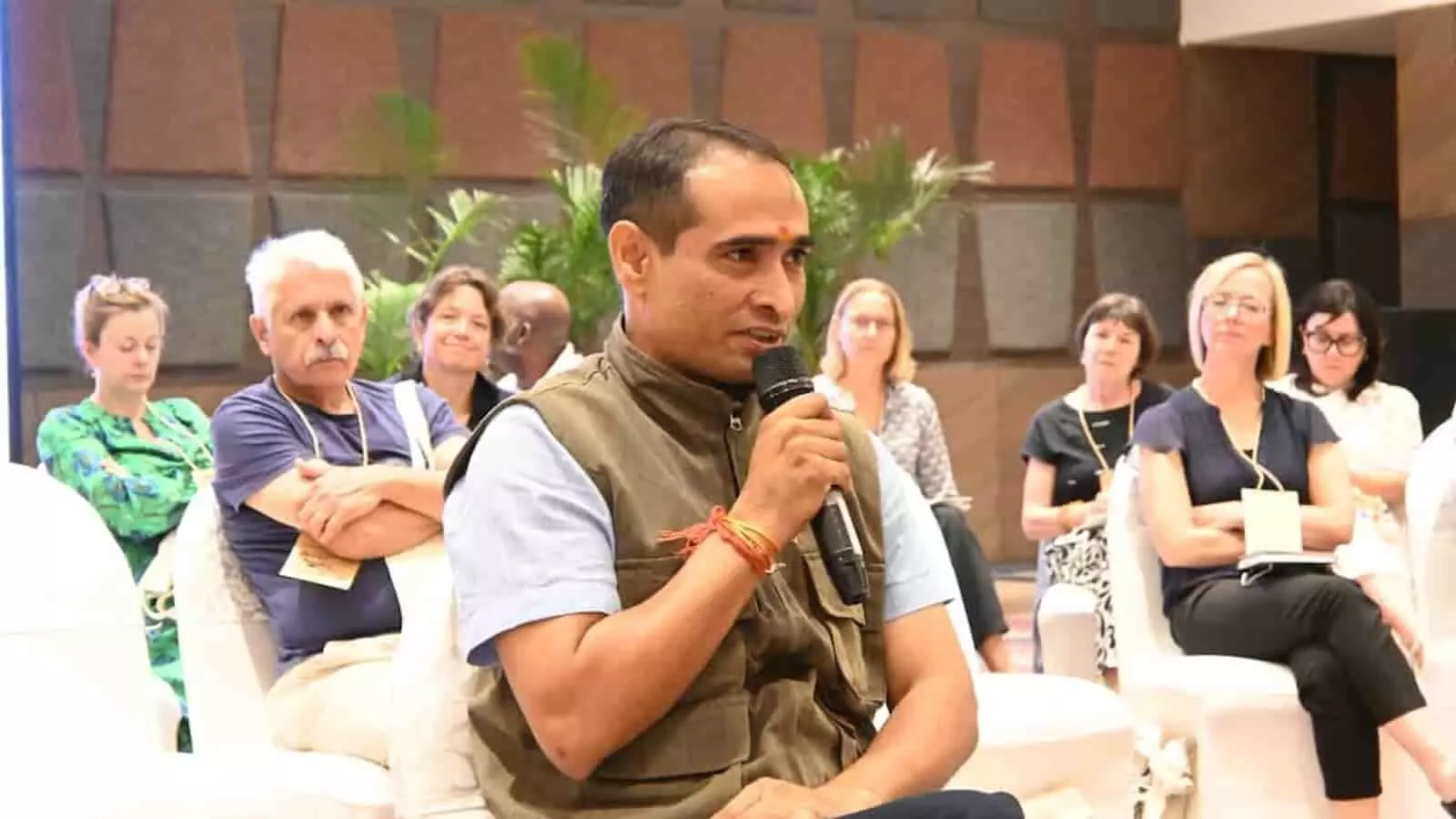 तस्वीर में पक्षीविद दर्शन मेनारिया जयपुर में ग्लोबल कंजर्वेशन कॉन्फ्रेंस के दौरान सत्र में बोल रहे हैं। तस्वीर में पक्षीविद दर्शन मेनारिया जयपुर में ग्लोबल कंजर्वेशन कॉन्फ्रेंस के दौरान सत्र में बोल रहे हैं।