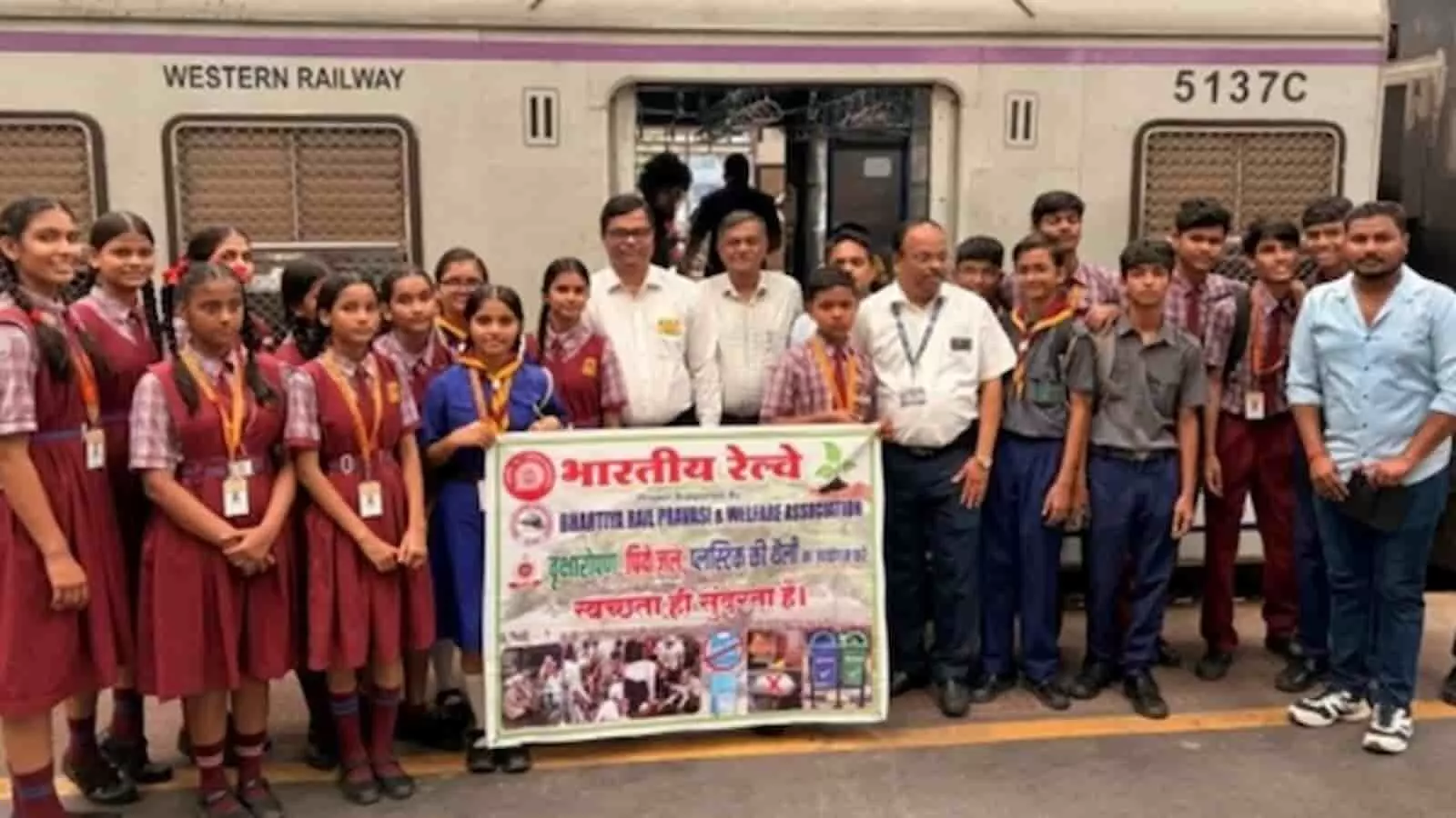 तस्वीर में छात्र और रेलवे कर्मचारी मुंबई में स्वच्छता जागरूकता बैनर के साथ खड़े हैं। तस्वीर में छात्र और रेलवे कर्मचारी मुंबई में स्वच्छता जागरूकता बैनर के साथ खड़े हैं।