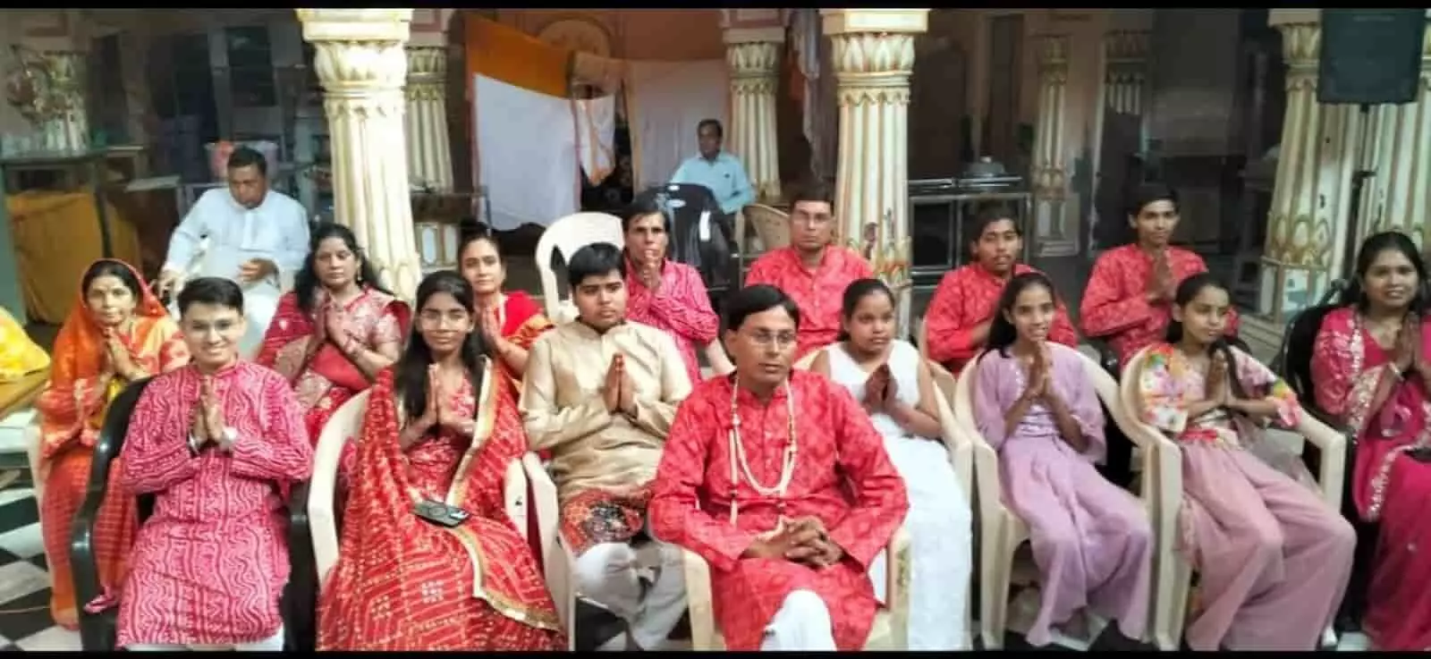 मंदिर परिसर में पारंपरिक परिधान पहने दिगंबर जैन समाज के लोग प्रार्थना की मुद्रा में बैठे हैं। मंदिर परिसर में पारंपरिक परिधान पहने दिगंबर जैन समाज के लोग प्रार्थना की मुद्रा में बैठे हैं।