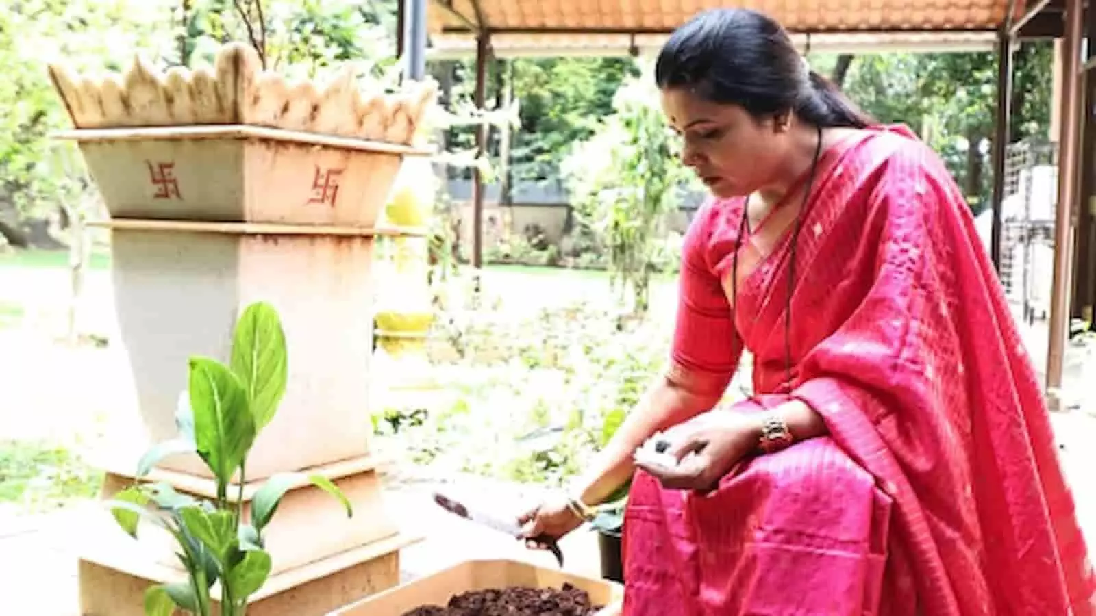 तस्वीर में महापौर रितू तावड़े बगीचे में पौधे लगा रही हैं। तस्वीर में महापौर रितू तावड़े बगीचे में पौधे लगा रही हैं।