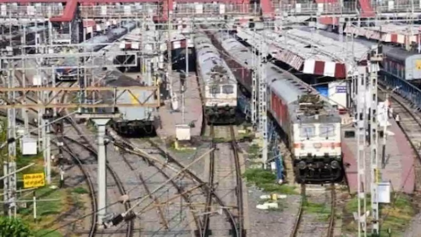 तस्वीर में मुंबई के रेलवे ट्रैक पर खड़ी लोकल ट्रेनें नजर आ रही हैं। तस्वीर में मुंबई के रेलवे ट्रैक पर खड़ी लोकल ट्रेनें नजर आ रही हैं।