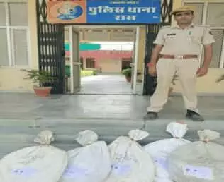 तस्वीर में थाने के प्रवेश द्वार पर खड़े पुलिसकर्मी और जमीन पर रखे कई सफेद कट्टे दिखाई दे रहे हैं। तस्वीर में थाने के प्रवेश द्वार पर खड़े पुलिसकर्मी और जमीन पर रखे कई सफेद कट्टे दिखाई दे रहे हैं।