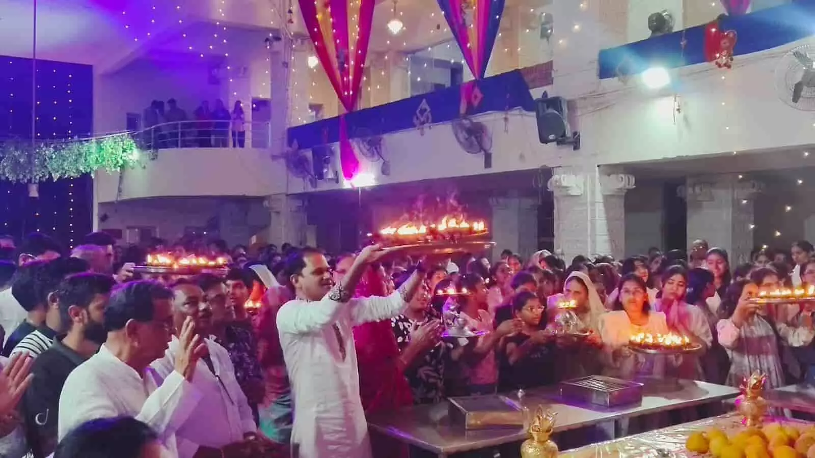 दशलक्षण पर्व के अवसर पर धर्मसभा में थाली में दीप लेकर महाआरती करते श्रद्धालु। दशलक्षण पर्व के अवसर पर धर्मसभा में थाली में दीप लेकर महाआरती करते श्रद्धालु।