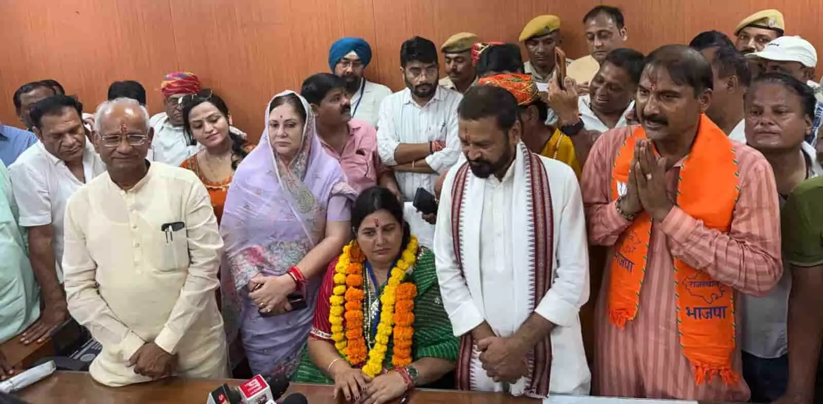 कोटा नगर निगम में नवनिर्वाचित महापौर अनुसुईया गोस्वामी पदभार संभालते हुए भाजपा नेताओं से घिरी हुई हैं। कोटा नगर निगम में नवनिर्वाचित महापौर अनुसुईया गोस्वामी पदभार संभालते हुए भाजपा नेताओं से घिरी हुई हैं।