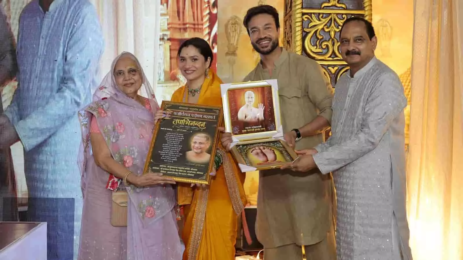 तस्वीर में पारंपरिक परिधानों में सजी अभिनेत्री अंकिता लोखंडे और विक्की जैन सहित अन्य लोग फ्रेम में खड़े दिखाई दे रहे हैं। तस्वीर में पारंपरिक परिधानों में सजी अभिनेत्री अंकिता लोखंडे और विक्की जैन सहित अन्य लोग फ्रेम में खड़े दिखाई दे रहे हैं।