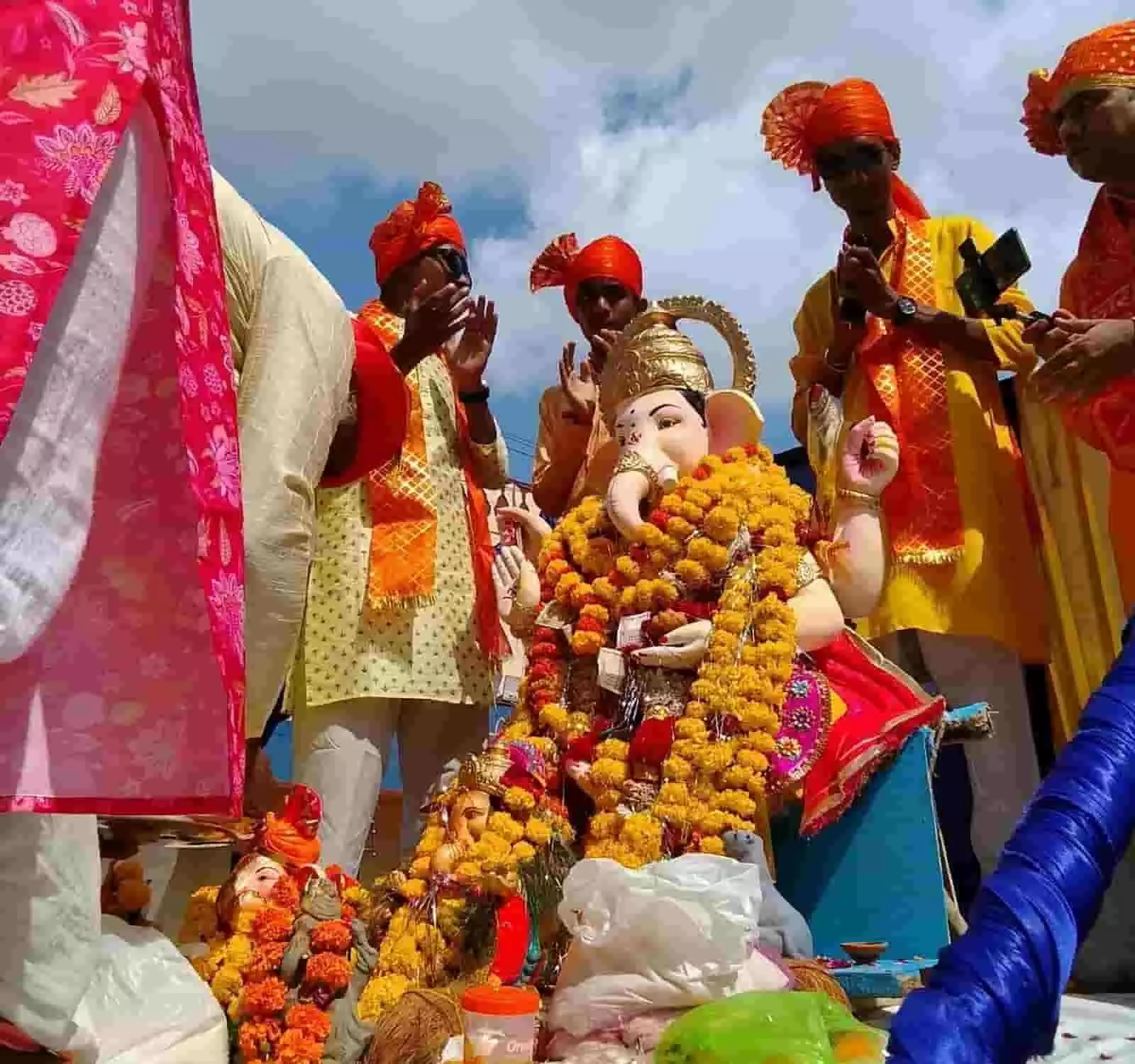कोटा में गणेश विसर्जन शोभायात्रा के दौरान भगवान गणेश की प्रतिमा के समक्ष पूजा-अर्चना करते श्रद्धालु। कोटा में गणेश विसर्जन शोभायात्रा के दौरान भगवान गणेश की प्रतिमा के समक्ष पूजा-अर्चना करते श्रद्धालु।