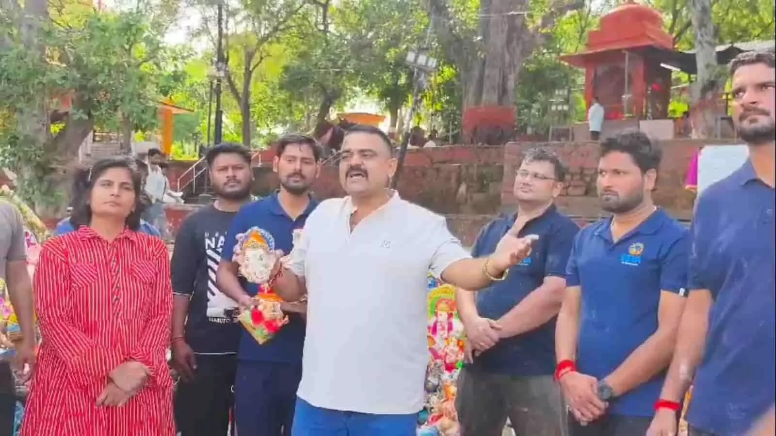 चंबल नदी किनारे हिम्मत सिंह अपने साथियों के साथ हाथ में खंडित प्रतिमा लेकर अपील करते हुए। चंबल नदी किनारे हिम्मत सिंह अपने साथियों के साथ हाथ में खंडित प्रतिमा लेकर अपील करते हुए।