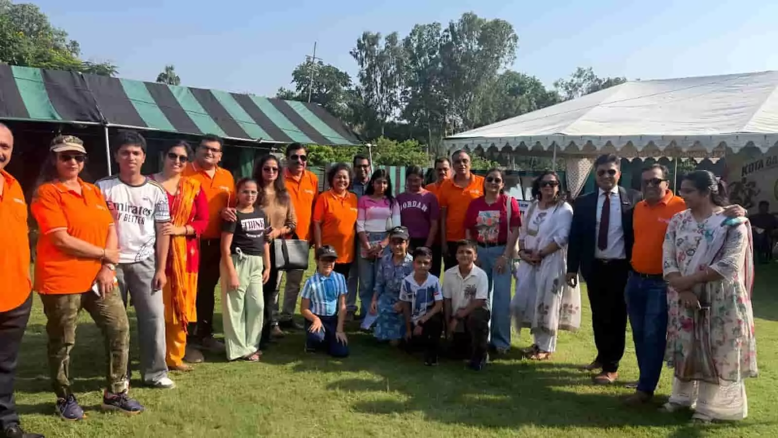 सैन्य प्रदर्शनी में शामियाने के सामने खड़े रोटरी और इंटरैक्ट क्लब के सदस्य और बच्चे। सैन्य प्रदर्शनी में शामियाने के सामने खड़े रोटरी और इंटरैक्ट क्लब के सदस्य और बच्चे।