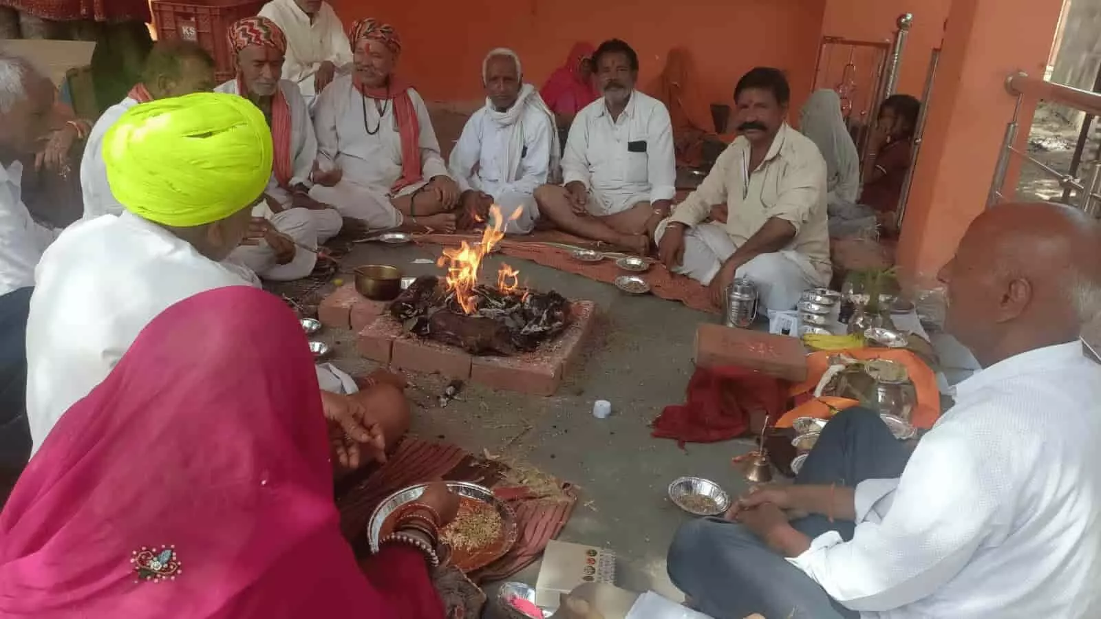 तस्वीर में पिपलेश्वर महादेव मंदिर परिसर में यज्ञ कुंड के पास बैठकर आहुतियां देते हुए ग्रामीण दिखाई दे रहे हैं। तस्वीर में पिपलेश्वर महादेव मंदिर परिसर में यज्ञ कुंड के पास बैठकर आहुतियां देते हुए ग्रामीण दिखाई दे रहे हैं।