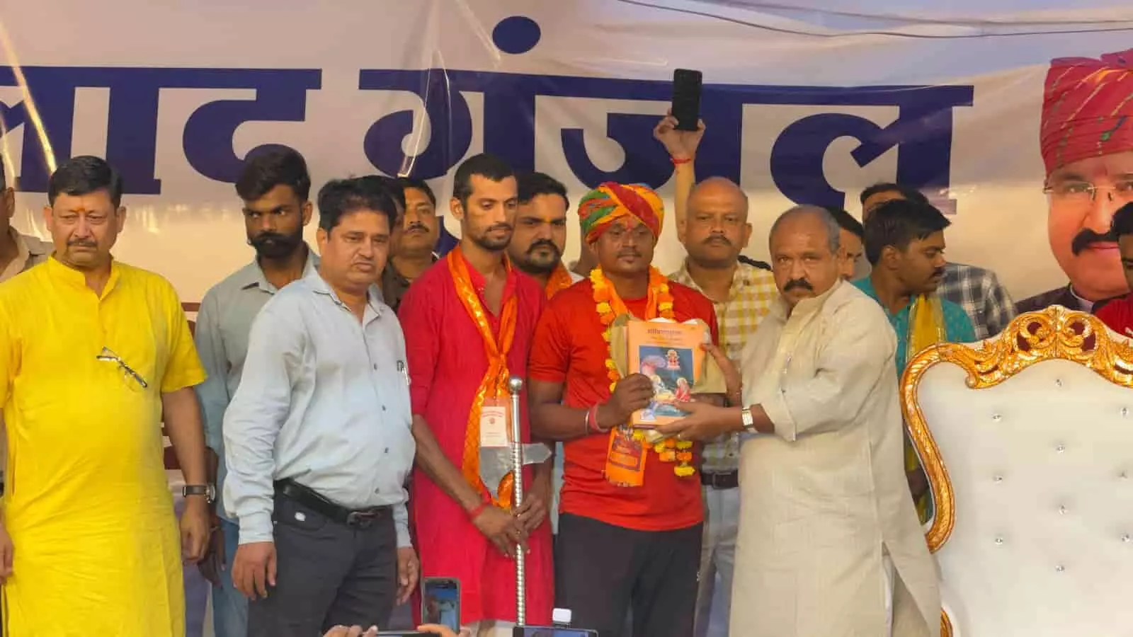 कोटा में आयोजित कार्यक्रम के दौरान साफा पहने व्यक्ति को धार्मिक पुस्तक भेंट करते पूर्व विधायक प्रहलाद गुंजल। कोटा में आयोजित कार्यक्रम के दौरान साफा पहने व्यक्ति को धार्मिक पुस्तक भेंट करते पूर्व विधायक प्रहलाद गुंजल।