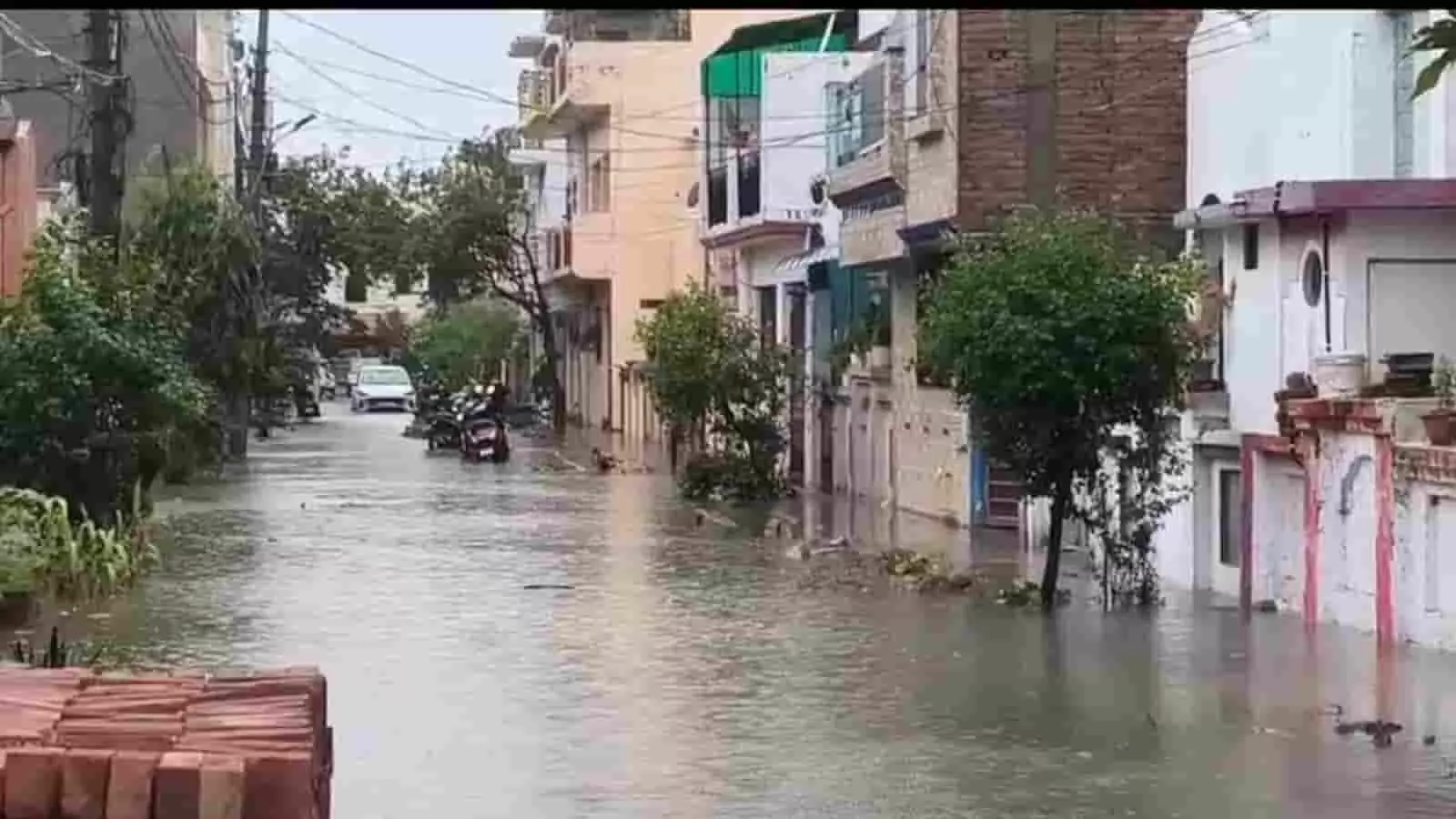 तस्वीर में बरेली की एक सड़क पर भारी जलभराव दिख रहा है। तस्वीर में बरेली की एक सड़क पर भारी जलभराव दिख रहा है।