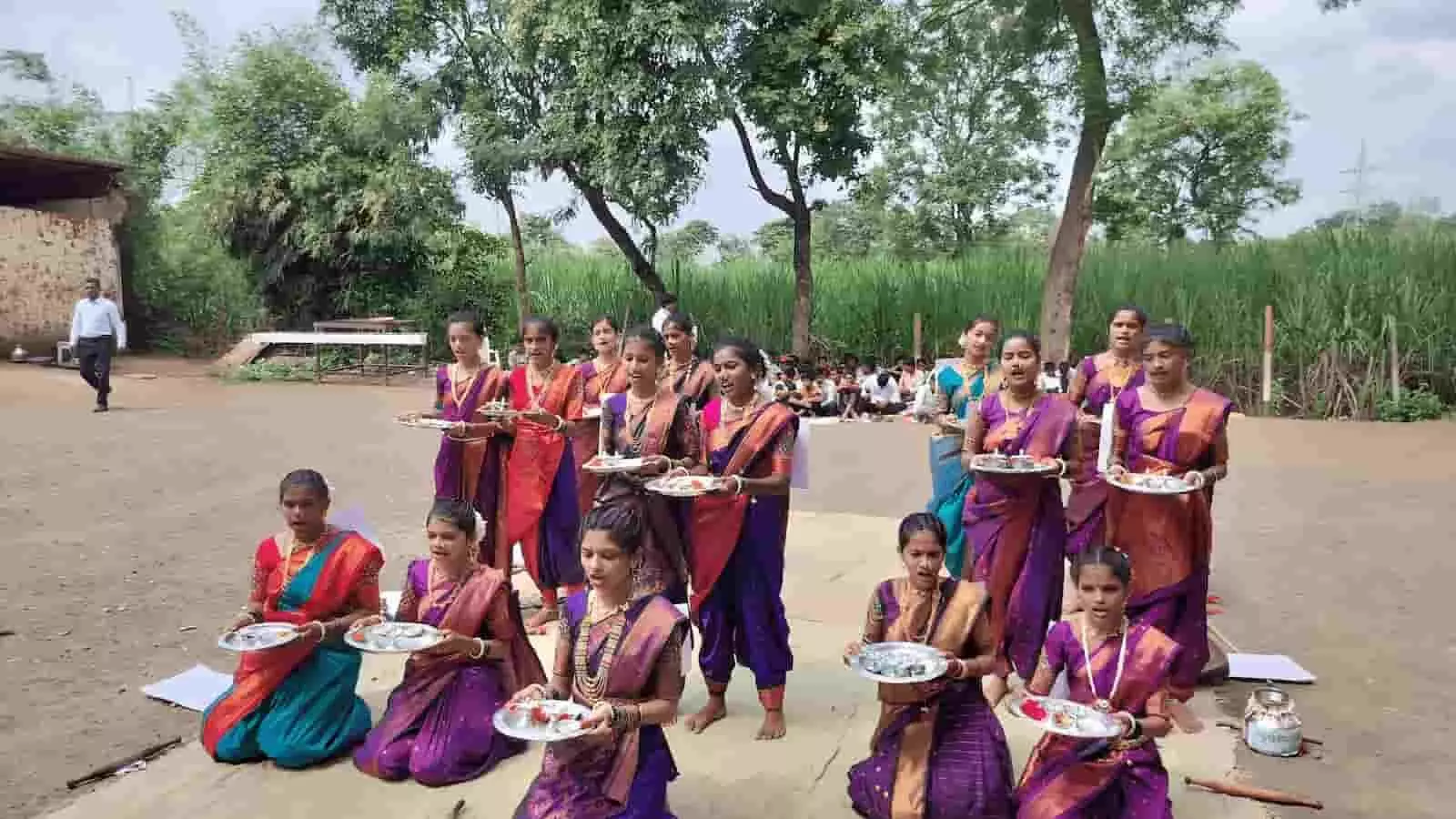 तस्वीर में पारंपरिक वेशभूषा में हाथ में थाली लिए लोक नृत्य करती हुई स्कूली छात्राएं दिखाई दे रही हैं। तस्वीर में पारंपरिक वेशभूषा में हाथ में थाली लिए लोक नृत्य करती हुई स्कूली छात्राएं दिखाई दे रही हैं।