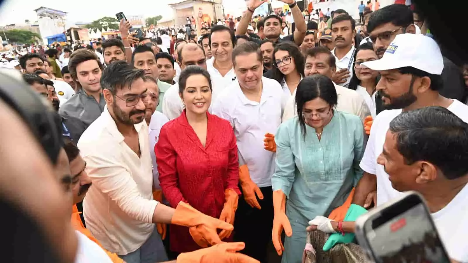तस्वीर में अजय देवगन, अमृता फडणवीस और अन्य लोग जुहू चौपाटी पर दस्ताने पहनकर कचरा उठाते हुए। तस्वीर में अजय देवगन, अमृता फडणवीस और अन्य लोग जुहू चौपाटी पर दस्ताने पहनकर कचरा उठाते हुए।