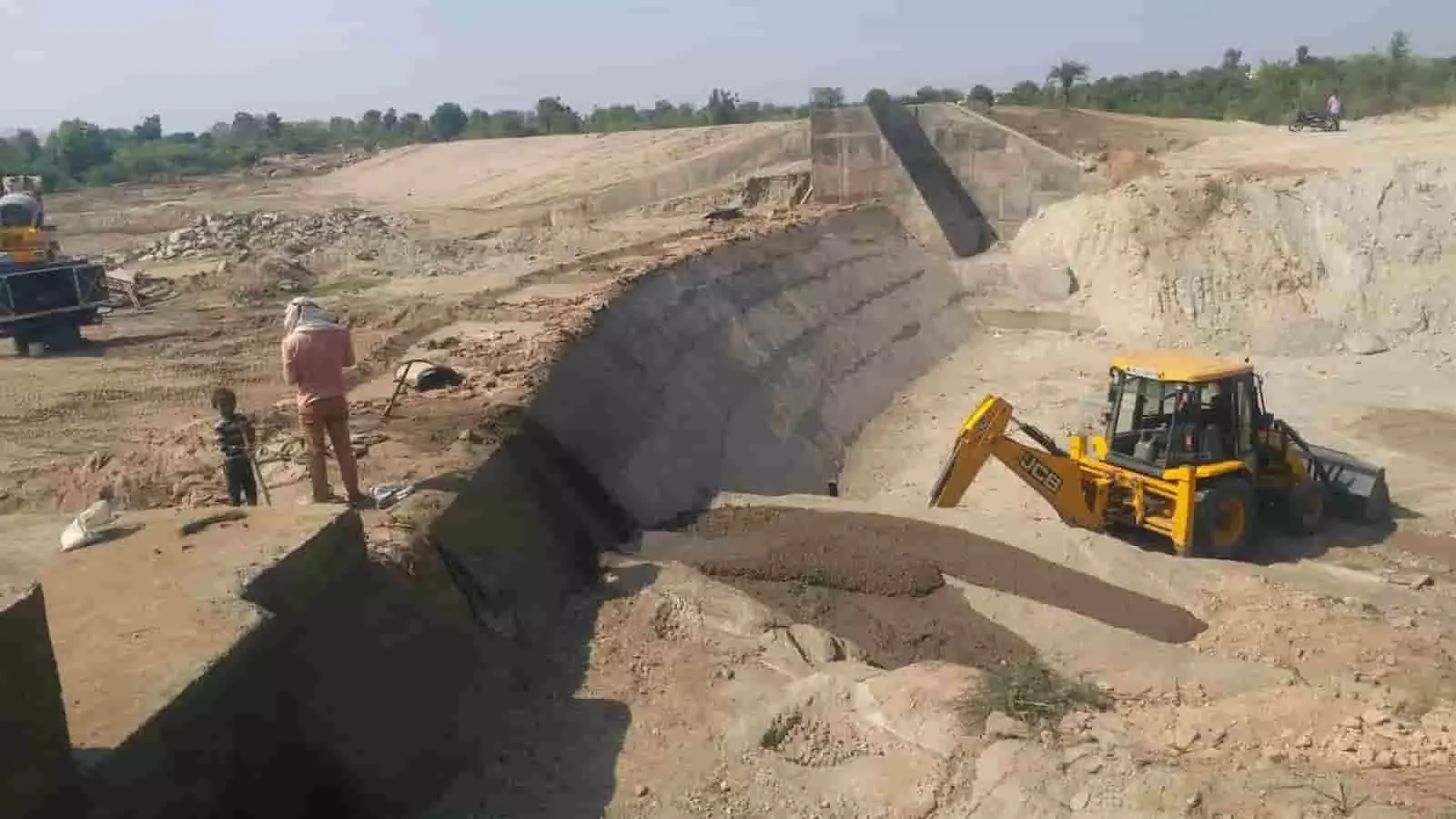 तस्वीर में सलूम्बर क्षेत्र में एनीकट निर्माण स्थल पर काम करती जेसीबी मशीन दिख रही है. तस्वीर में सलूम्बर क्षेत्र में एनीकट निर्माण स्थल पर काम करती जेसीबी मशीन दिख रही है.