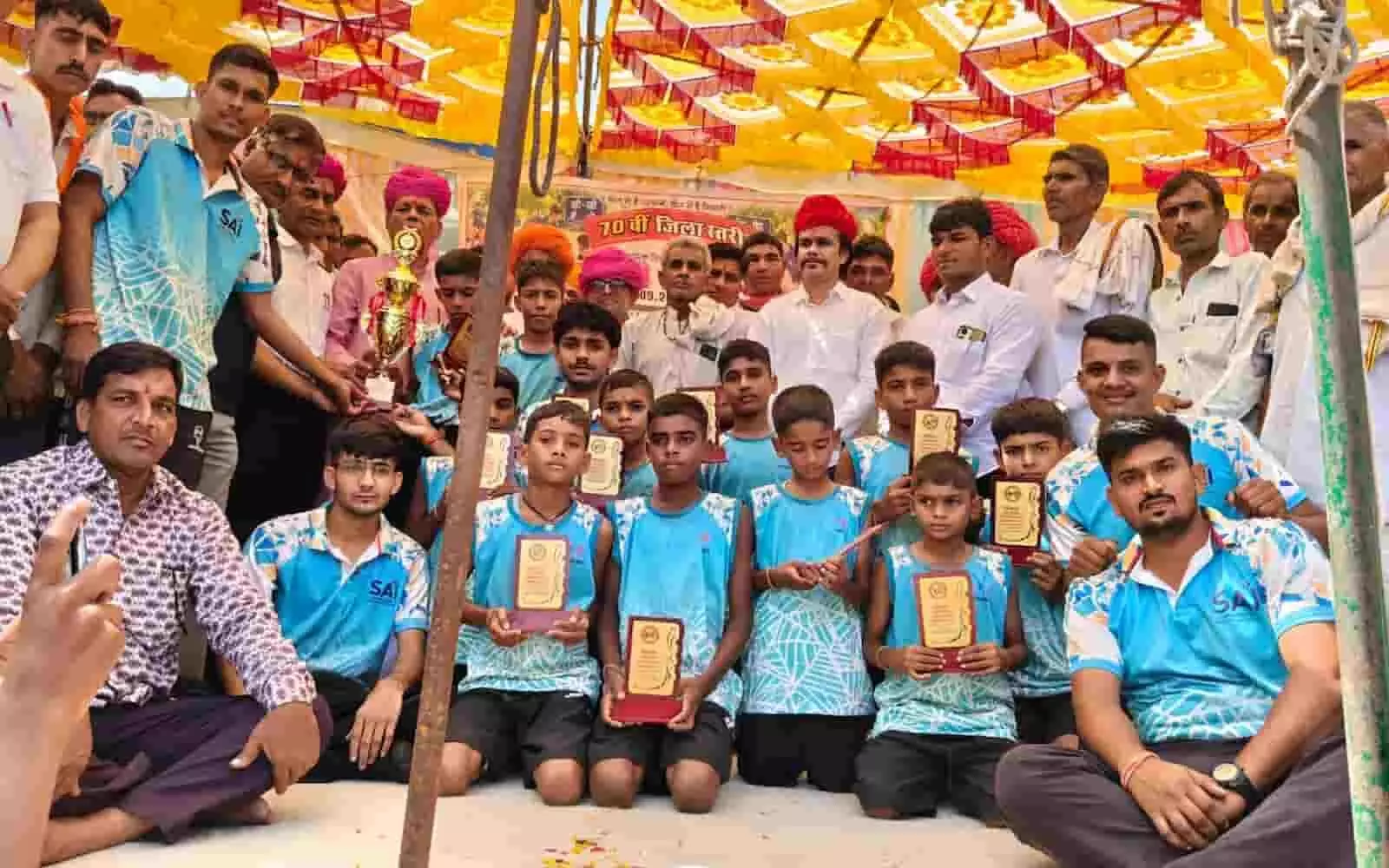 भूतखेड़ा में आयोजित खो-खो प्रतियोगिता के विजेता खिलाड़ी ट्रॉफी और प्रमाण पत्र के साथ उपस्थित हैं। भूतखेड़ा में आयोजित खो-खो प्रतियोगिता के विजेता खिलाड़ी ट्रॉफी और प्रमाण पत्र के साथ उपस्थित हैं।