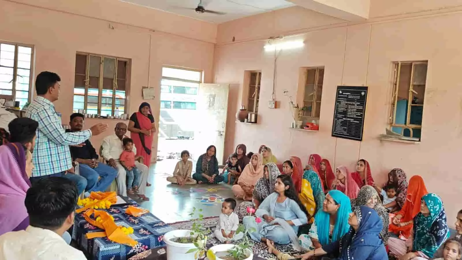 कमरे में गद्दे पर बैठी महिलाएं और सामने संबोधित करते हुए वक्ता को देखती आंगनबाड़ी कार्यकर्ता। कमरे में गद्दे पर बैठी महिलाएं और सामने संबोधित करते हुए वक्ता को देखती आंगनबाड़ी कार्यकर्ता।