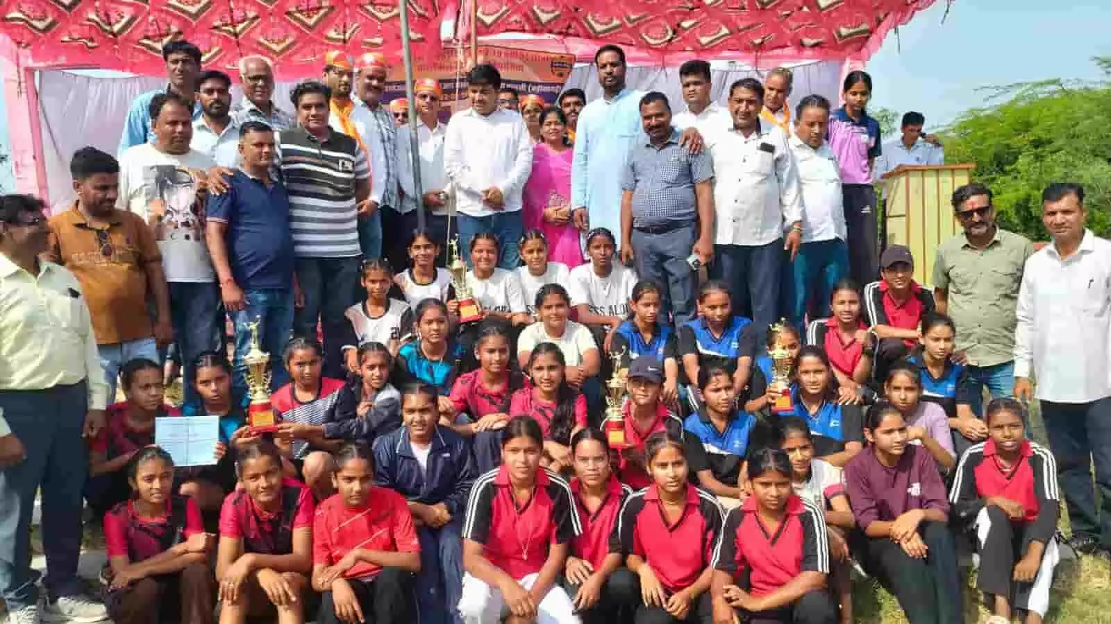 तस्वीर में मंडप के नीचे खड़े अतिथियों के साथ बैठी छात्राएं ट्रॉफी लेकर फोटो खिंचवाती हुई। तस्वीर में मंडप के नीचे खड़े अतिथियों के साथ बैठी छात्राएं ट्रॉफी लेकर फोटो खिंचवाती हुई।