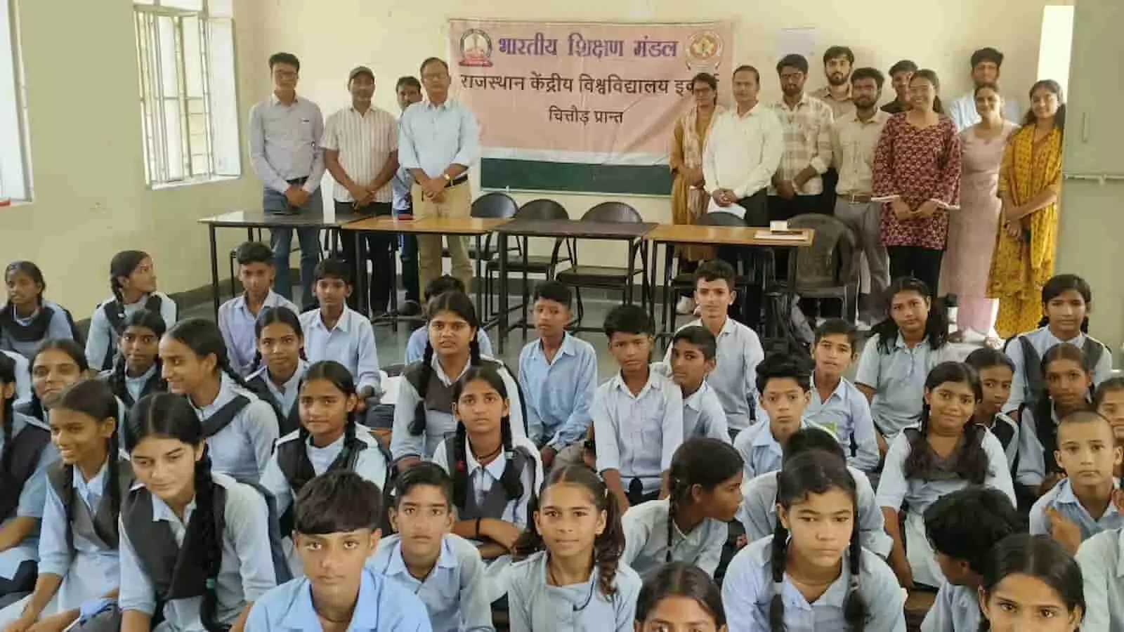 मुंडोती के उच्च माध्यमिक विद्यालय में आयोजित शैक्षणिक कार्यक्रम में उपस्थित विद्यार्थी और अतिथि। मुंडोती के उच्च माध्यमिक विद्यालय में आयोजित शैक्षणिक कार्यक्रम में उपस्थित विद्यार्थी और अतिथि।
