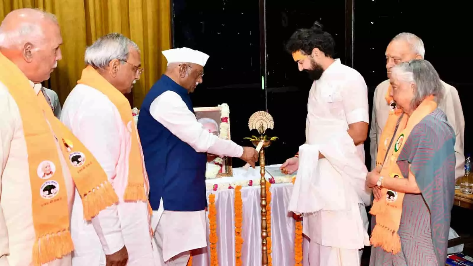 तस्वीर में राज्यपाल हरिभाऊ बागडे जयपुर में आयोजित समारोह के दौरान दीप प्रज्वलित कर रहे हैं। तस्वीर में राज्यपाल हरिभाऊ बागडे जयपुर में आयोजित समारोह के दौरान दीप प्रज्वलित कर रहे हैं।