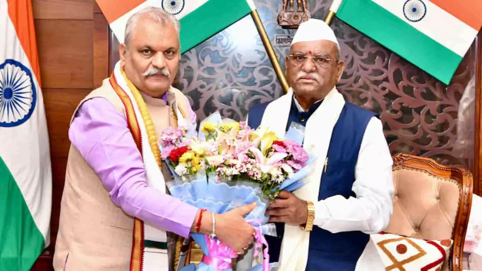 तस्वीर में दिख रहे डॉ. भगवती प्रसाद सारस्वत राज्यपाल हरिभाऊ बागडे को लोकभवन में गुलदस्ता भेंट कर रहे हैं। तस्वीर में दिख रहे डॉ. भगवती प्रसाद सारस्वत राज्यपाल हरिभाऊ बागडे को लोकभवन में गुलदस्ता भेंट कर रहे हैं।
