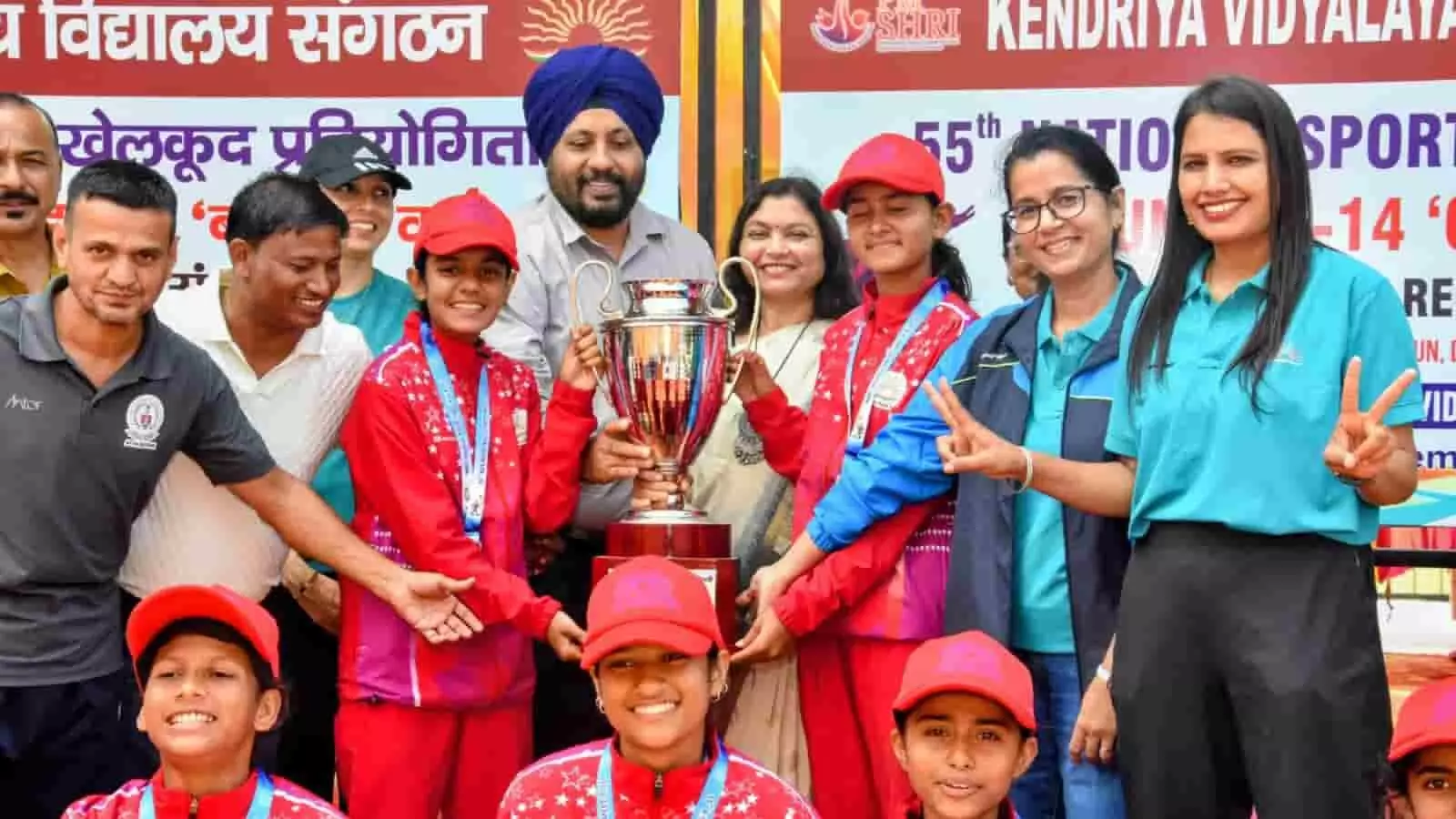 तस्वीर में केंद्रीय विद्यालय जयपुर की अंडर-14 बालिका फुटबॉल टीम अपनी जीती हुई ट्रॉफी के साथ नजर आ रही है। तस्वीर में केंद्रीय विद्यालय जयपुर की अंडर-14 बालिका फुटबॉल टीम अपनी जीती हुई ट्रॉफी के साथ नजर आ रही है।