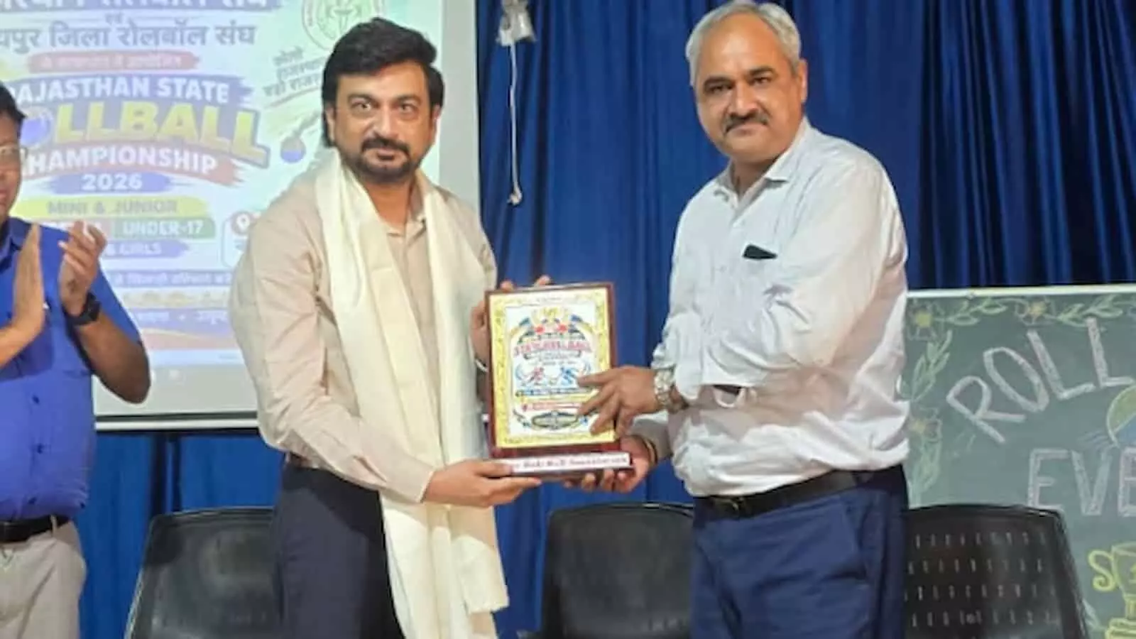 तस्वीर में जयपुर के एक स्कूल में आयोजित कार्यक्रम के दौरान अतिथि सम्मान लेते दिख रहे हैं। तस्वीर में जयपुर के एक स्कूल में आयोजित कार्यक्रम के दौरान अतिथि सम्मान लेते दिख रहे हैं।