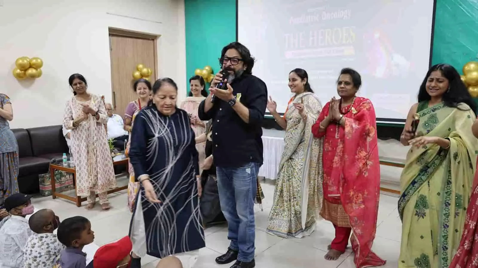 तस्वीर में जयपुर के कैंसर अस्पताल में कार्यक्रम के दौरान बॉलीवुड सिंगर रवीन्द्र उपाध्याय और अन्य लोग नजर आ रहे हैं. तस्वीर में जयपुर के कैंसर अस्पताल में कार्यक्रम के दौरान बॉलीवुड सिंगर रवीन्द्र उपाध्याय और अन्य लोग नजर आ रहे हैं.