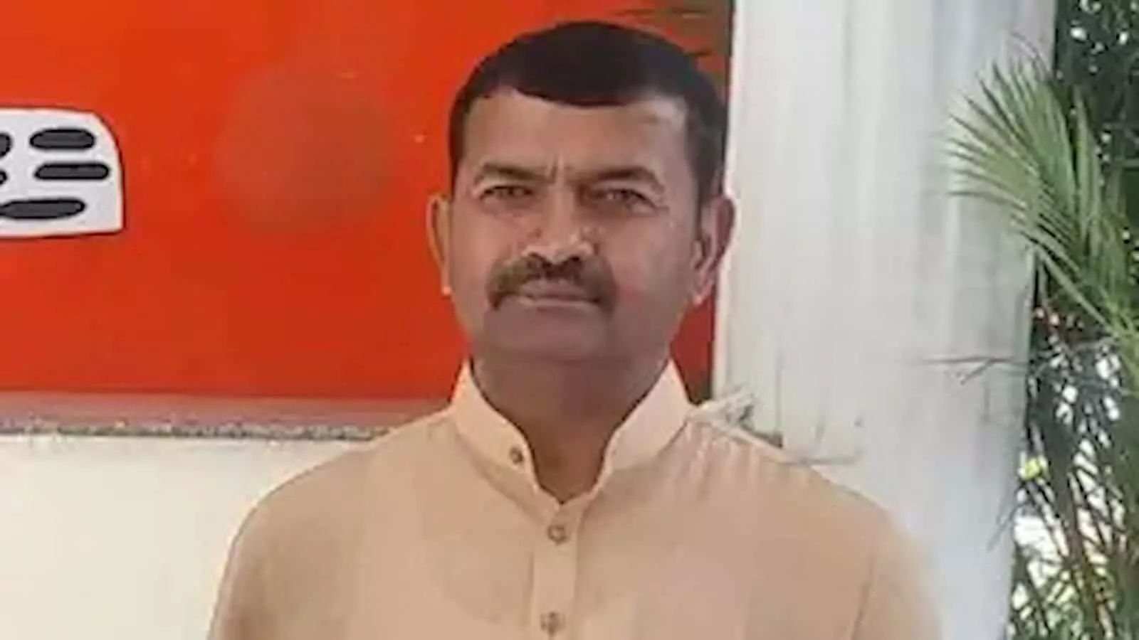 तस्वीर में विजय सिंह पंवार हल्के पीले रंग के कुर्ते में खड़े हुए नजर आ रहे हैं. तस्वीर में विजय सिंह पंवार हल्के पीले रंग के कुर्ते में खड़े हुए नजर आ रहे हैं.
