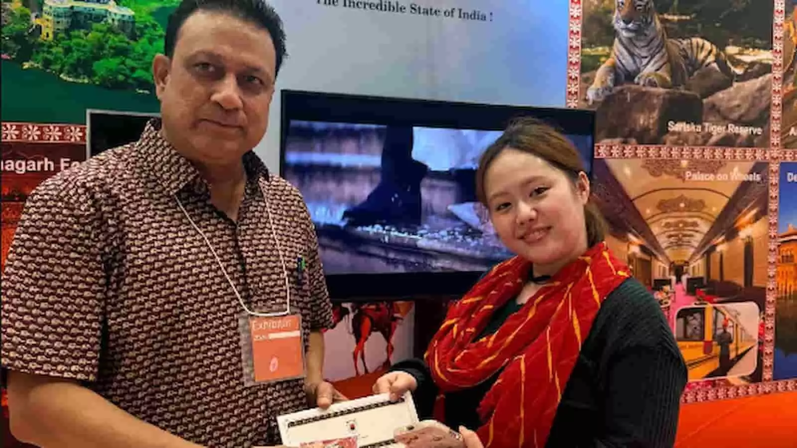 तस्वीर में टोक्यो एक्सपो के राजस्थान पवेलियन में संयुक्त निदेशक अजय शर्मा और एक जापानी महिला नजर आ रहे हैं। तस्वीर में टोक्यो एक्सपो के राजस्थान पवेलियन में संयुक्त निदेशक अजय शर्मा और एक जापानी महिला नजर आ रहे हैं।