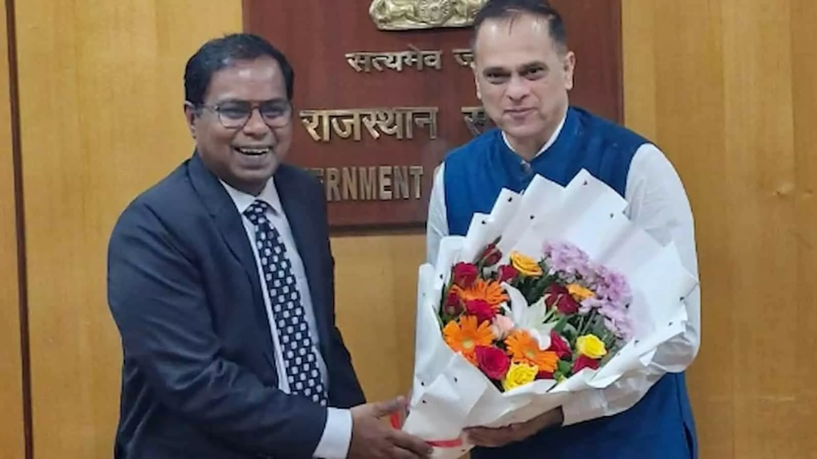 तस्वीर में जयपुर में राजस्थान सरकार के मुख्य सचिव को गुलदस्ता भेंट करते हुए नाबार्ड अध्यक्ष दिख रहे हैं। तस्वीर में जयपुर में राजस्थान सरकार के मुख्य सचिव को गुलदस्ता भेंट करते हुए नाबार्ड अध्यक्ष दिख रहे हैं।