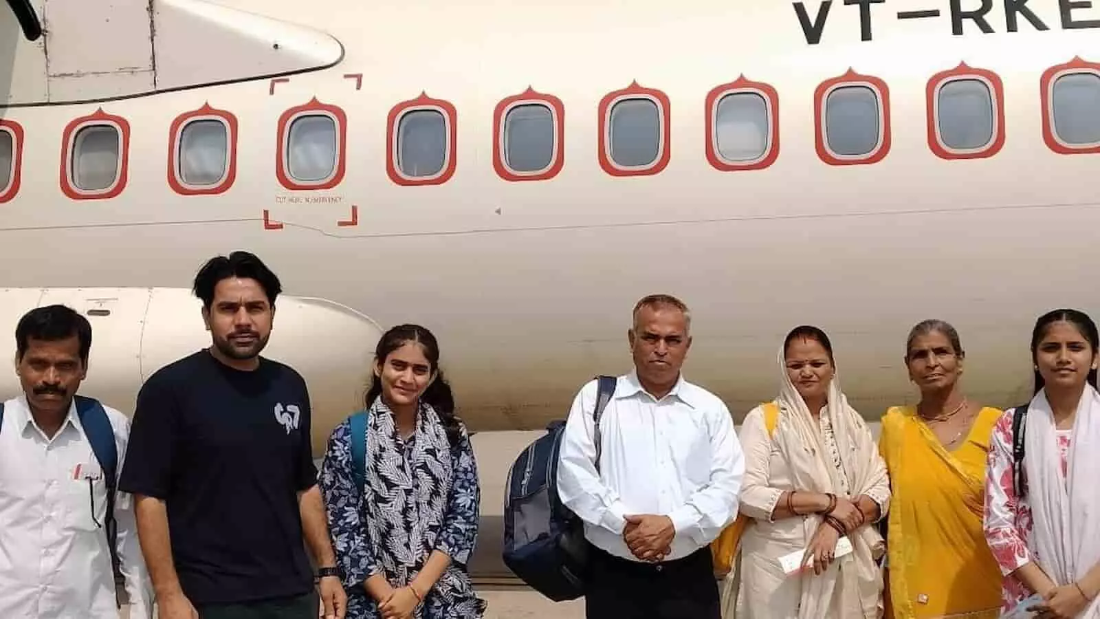 तस्वीर में राजकीय स्कूल की छात्राएं और शिक्षक विमान के सामने खड़े दिखाई दे रहे हैं। तस्वीर में राजकीय स्कूल की छात्राएं और शिक्षक विमान के सामने खड़े दिखाई दे रहे हैं।