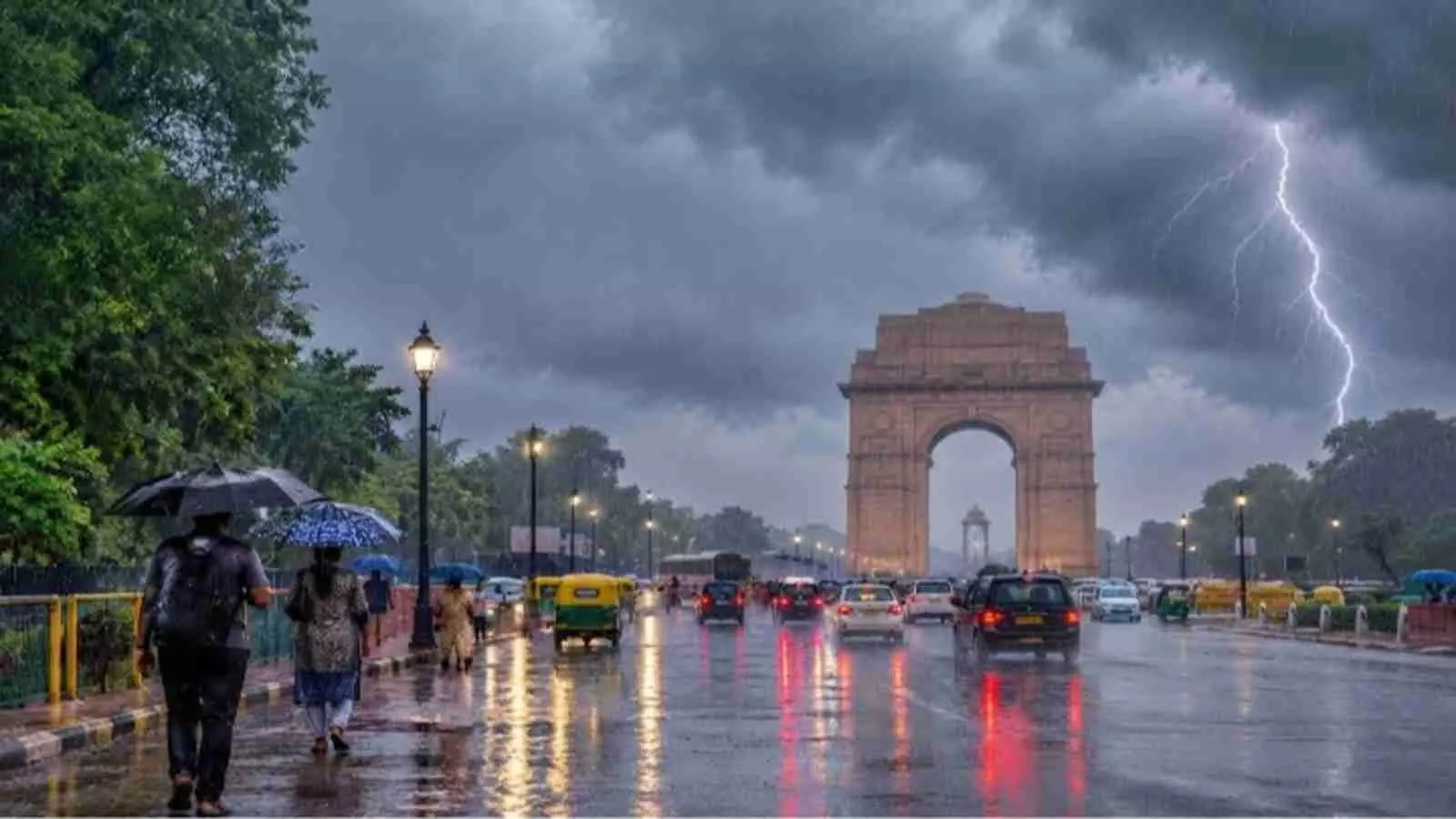 दिल्ली एनसीआर में बारिश और गरज चमक के बीच इंडिया गेट दिखाई दे रहा है। दिल्ली एनसीआर में बारिश और गरज चमक के बीच इंडिया गेट दिखाई दे रहा है।