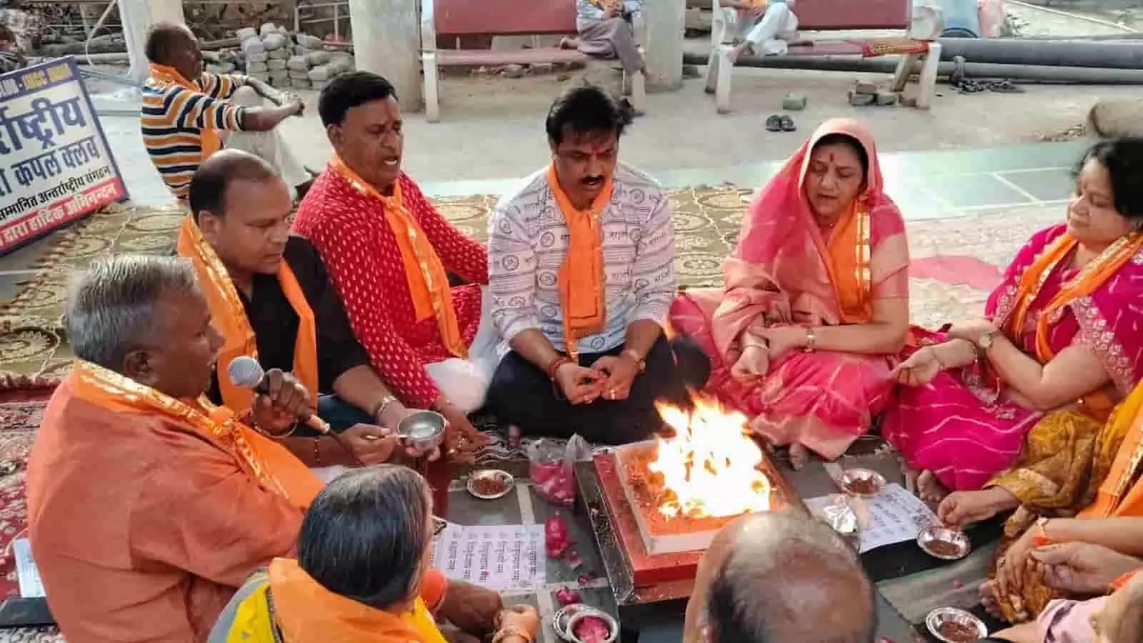 भीलवाड़ा में बैंक कर्मचारियों और अधिकारियों द्वारा प्रदर्शन के दौरान बैठक करते हुए लोग। भीलवाड़ा में बैंक कर्मचारियों और अधिकारियों द्वारा प्रदर्शन के दौरान बैठक करते हुए लोग।