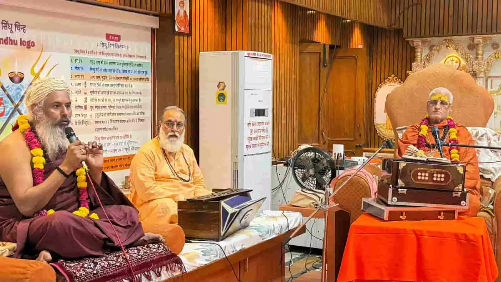 तस्वीर में भीलवाड़ा के हरि शेवा उदासीन आश्रम में सत्संग करते संतगण दिख रहे हैं। तस्वीर में भीलवाड़ा के हरि शेवा उदासीन आश्रम में सत्संग करते संतगण दिख रहे हैं।