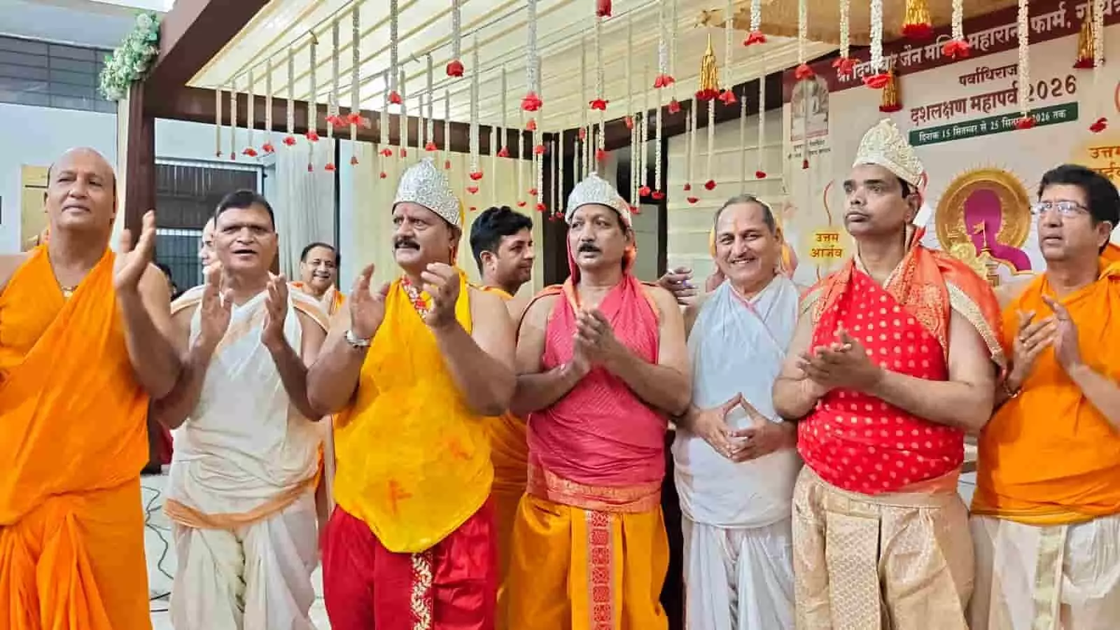 जयपुर के मंदिर में पारंपरिक परिधान पहने श्रद्धालु हाथ जोड़कर धार्मिक अनुष्ठान में भाग ले रहे हैं। जयपुर के मंदिर में पारंपरिक परिधान पहने श्रद्धालु हाथ जोड़कर धार्मिक अनुष्ठान में भाग ले रहे हैं।