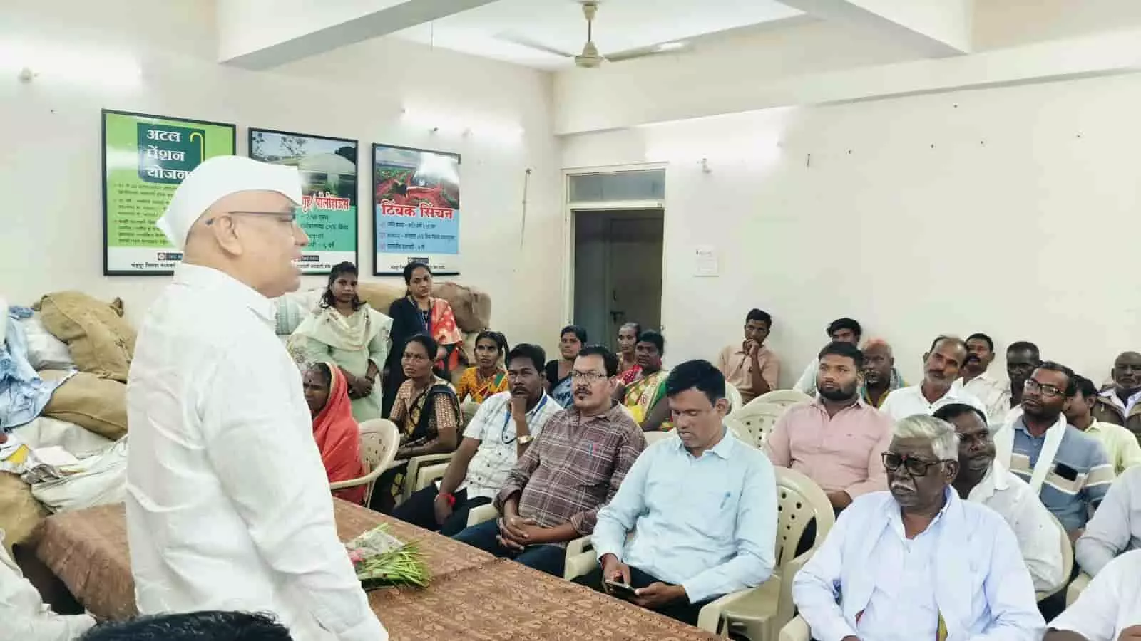 तस्वीर में कोरपणा शाखा में सहकार सप्ताह के समापन समारोह के दौरान संबोधित करते वक्ता और उपस्थित लोग दिख रहे हैं। तस्वीर में कोरपणा शाखा में सहकार सप्ताह के समापन समारोह के दौरान संबोधित करते वक्ता और उपस्थित लोग दिख रहे हैं।