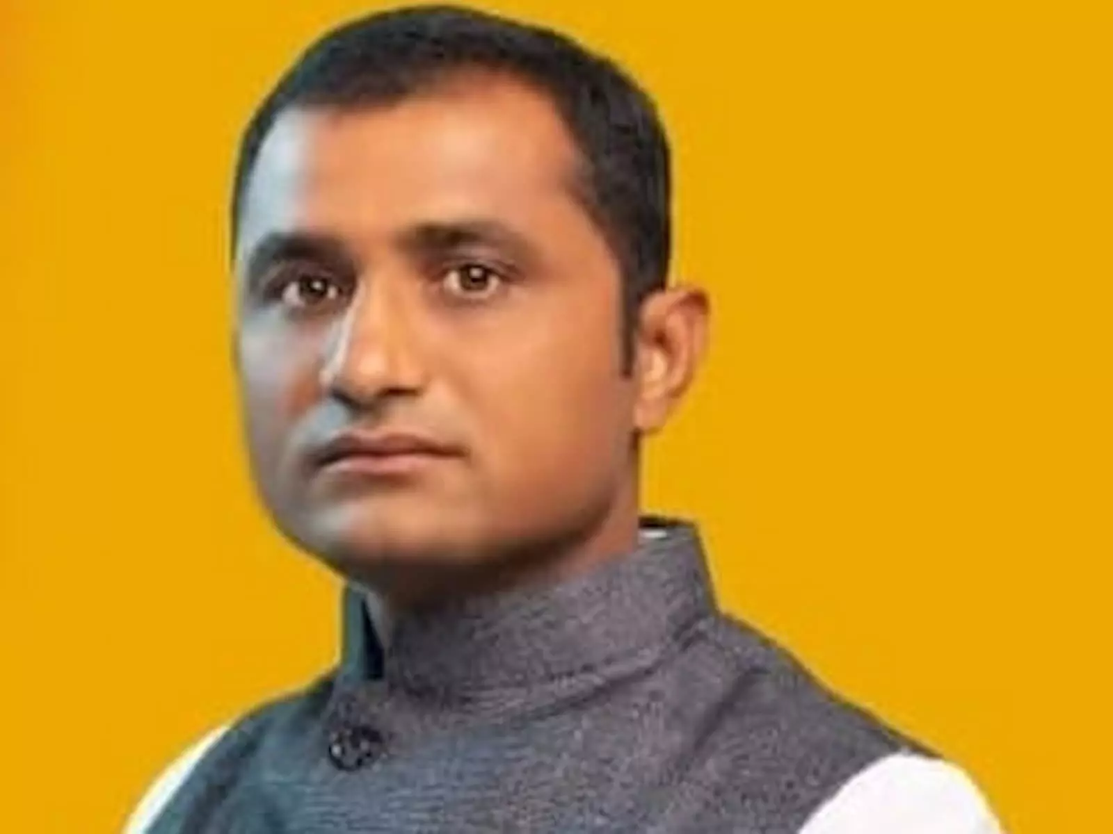 तस्वीर में दिख रहे युवा नेता विशाल करंके पीले पृष्ठभूमि के सामने खड़े हैं। तस्वीर में दिख रहे युवा नेता विशाल करंके पीले पृष्ठभूमि के सामने खड़े हैं।