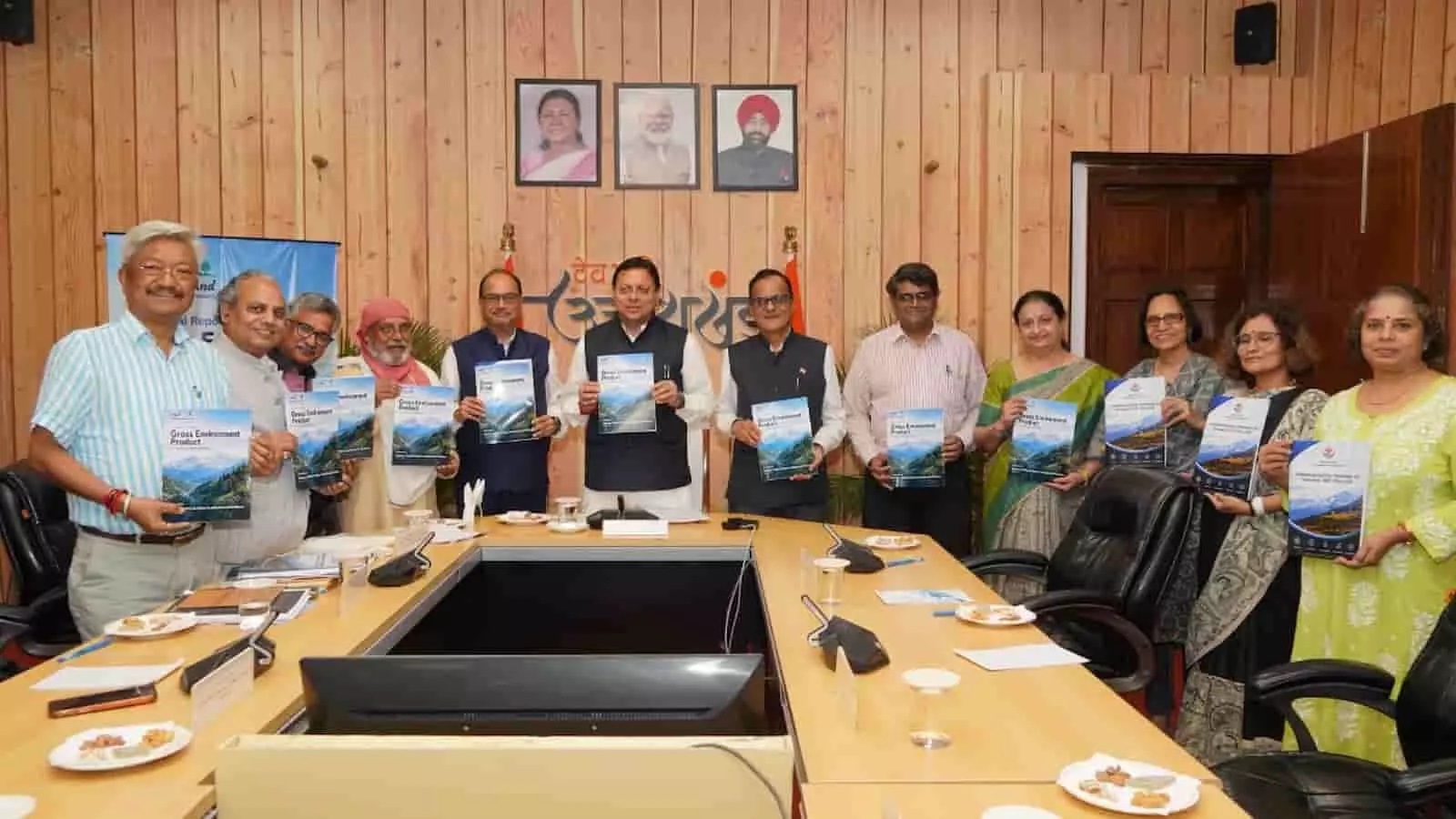 तस्वीर में मुख्यमंत्री पुष्कर सिंह धामी मुख्यमंत्री आवास में अधिकारियों के साथ नीति रिपोर्ट का विमोचन कर रहे हैं। तस्वीर में मुख्यमंत्री पुष्कर सिंह धामी मुख्यमंत्री आवास में अधिकारियों के साथ नीति रिपोर्ट का विमोचन कर रहे हैं।