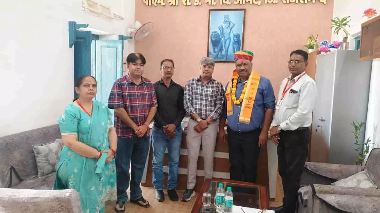 तस्वीर में राजसमंद के आमेट स्थित पीएम श्री विद्यालय में अधिकारी और शिक्षक नजर आ रहे हैं. तस्वीर में राजसमंद के आमेट स्थित पीएम श्री विद्यालय में अधिकारी और शिक्षक नजर आ रहे हैं.
