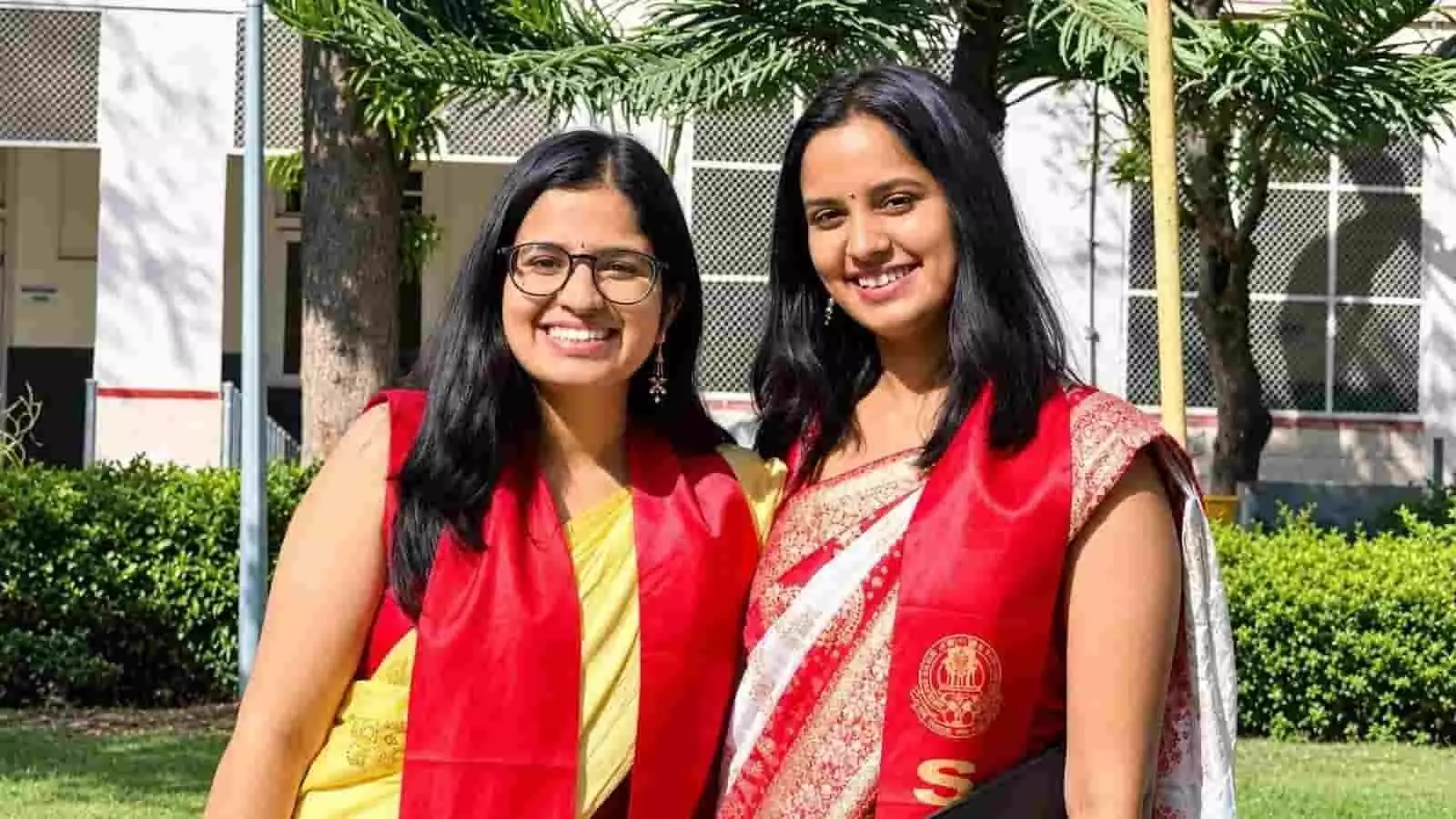 तस्वीर में दिख रही जुड़वां बहनें डॉ. कृति और डॉ. श्रुति जैन कॉलेज परिसर में खड़ी हैं. तस्वीर में दिख रही जुड़वां बहनें डॉ. कृति और डॉ. श्रुति जैन कॉलेज परिसर में खड़ी हैं.