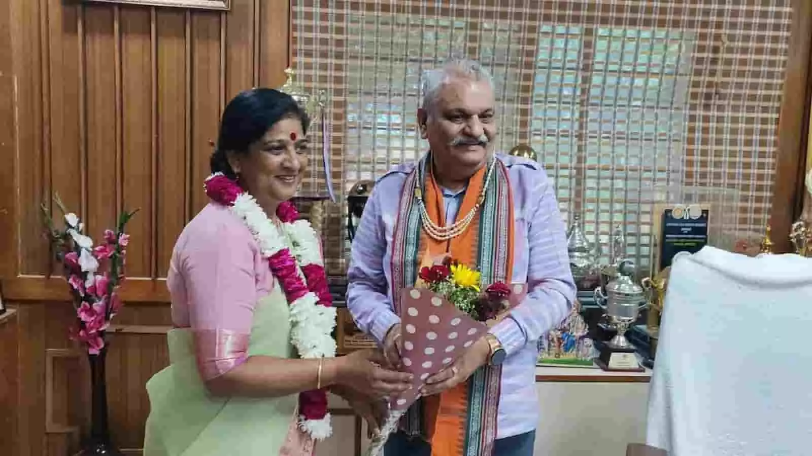 तस्वीर में कोटा विश्वविद्यालय के कार्यालय में डॉ. विमला डूंकवाल और प्रो. भगवती प्रसाद सारस्वत दिख रहे हैं। तस्वीर में कोटा विश्वविद्यालय के कार्यालय में डॉ. विमला डूंकवाल और प्रो. भगवती प्रसाद सारस्वत दिख रहे हैं।