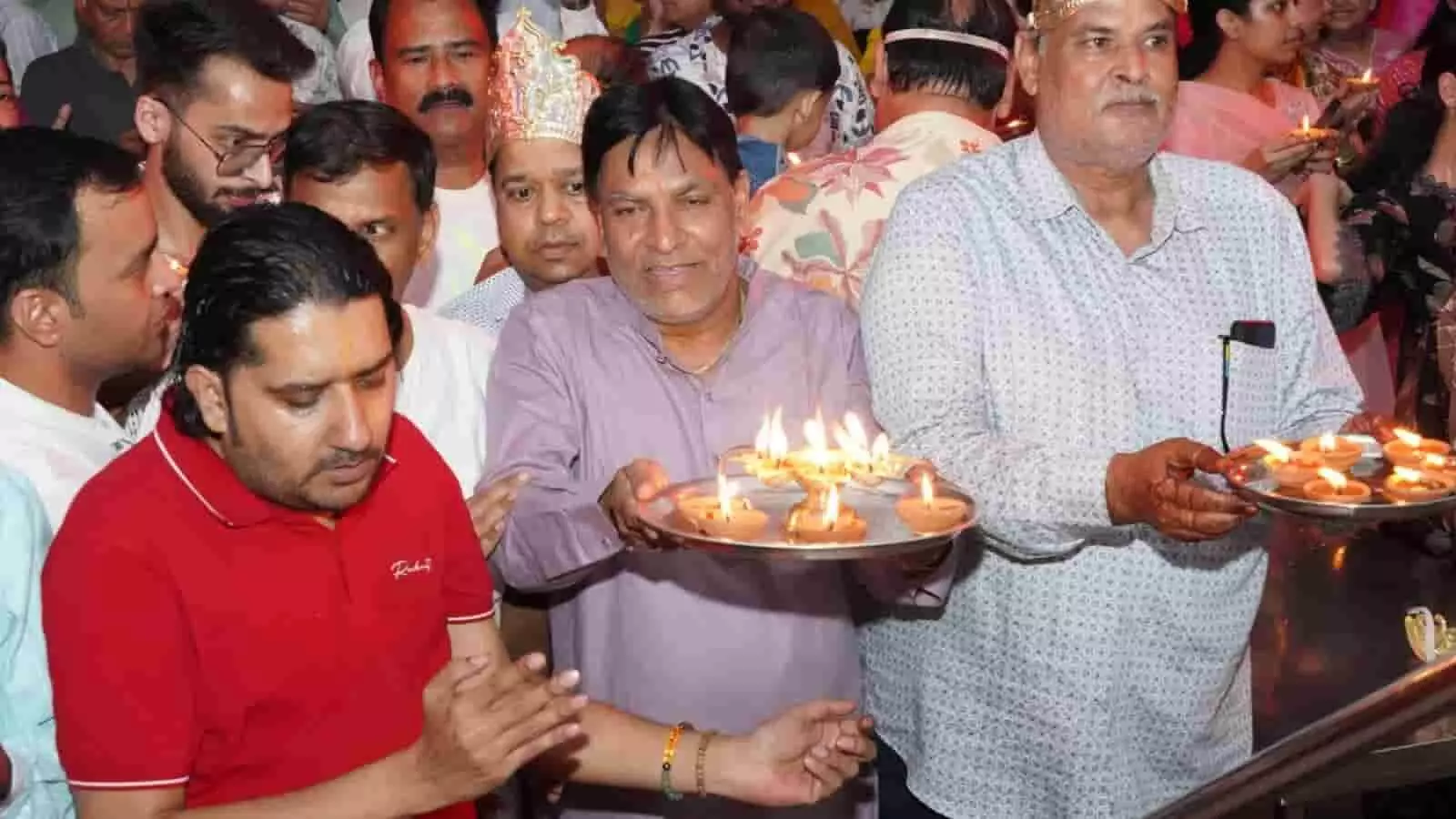 तलवंडी जैन मंदिर में दीपों की थाली के साथ महाआरती करते हुए श्रद्धालु। तलवंडी जैन मंदिर में दीपों की थाली के साथ महाआरती करते हुए श्रद्धालु।