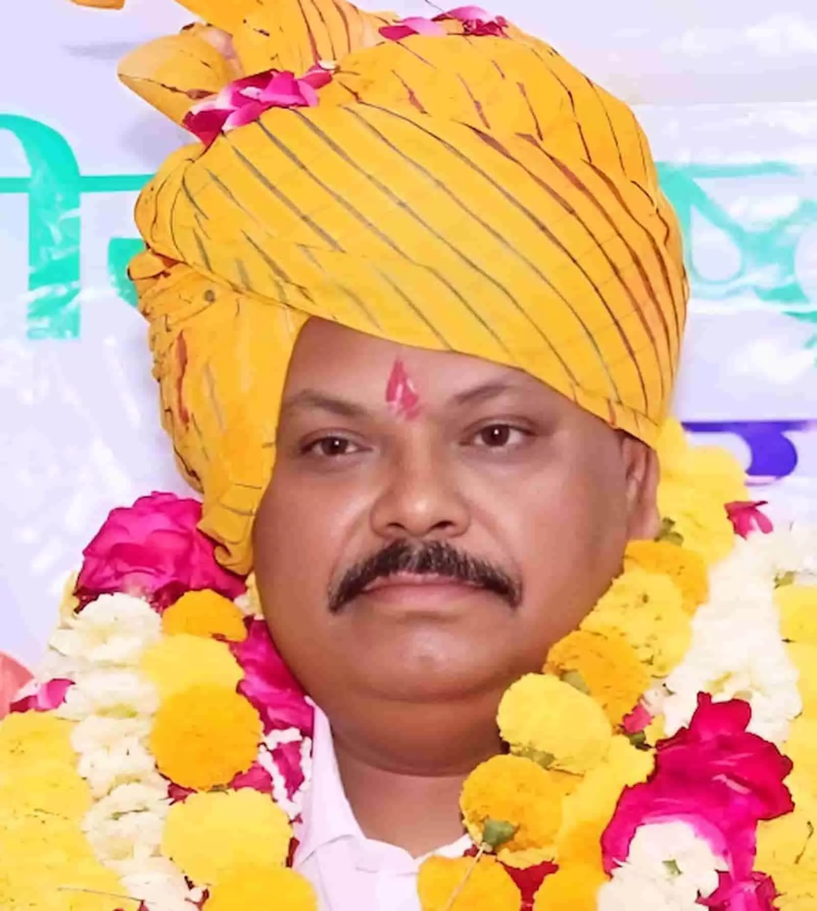 पीली पगड़ी और फूलों की माला पहने भारतीय राष्ट्रीय किसान महासभा के राष्ट्रीय अध्यक्ष मनोज दुबे। पीली पगड़ी और फूलों की माला पहने भारतीय राष्ट्रीय किसान महासभा के राष्ट्रीय अध्यक्ष मनोज दुबे।