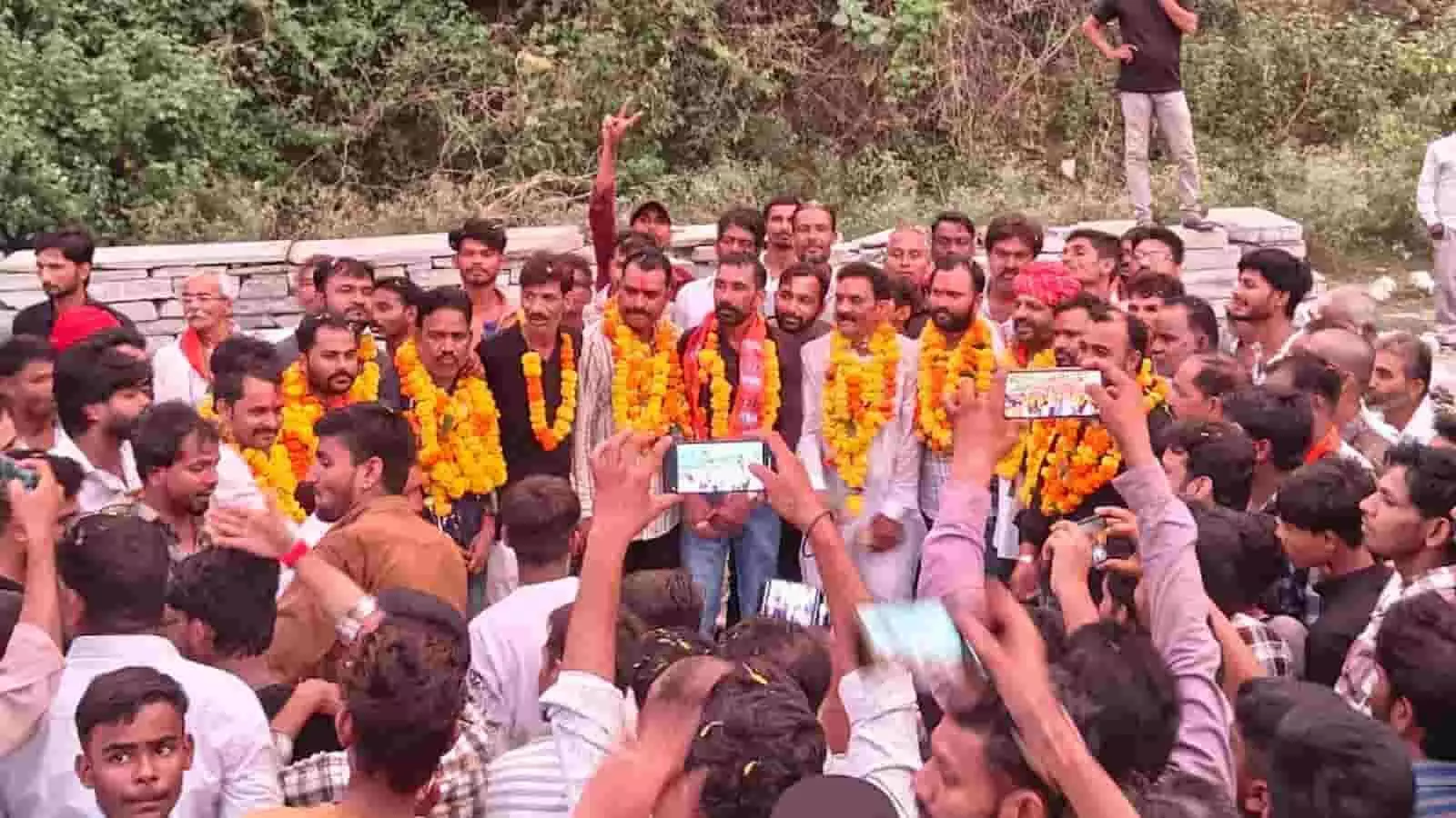 तस्वीर में सुकेत नगर पालिका उपाध्यक्ष चुनाव जीतने के बाद समर्थकों के बीच खड़े विकास चौहान। तस्वीर में सुकेत नगर पालिका उपाध्यक्ष चुनाव जीतने के बाद समर्थकों के बीच खड़े विकास चौहान।