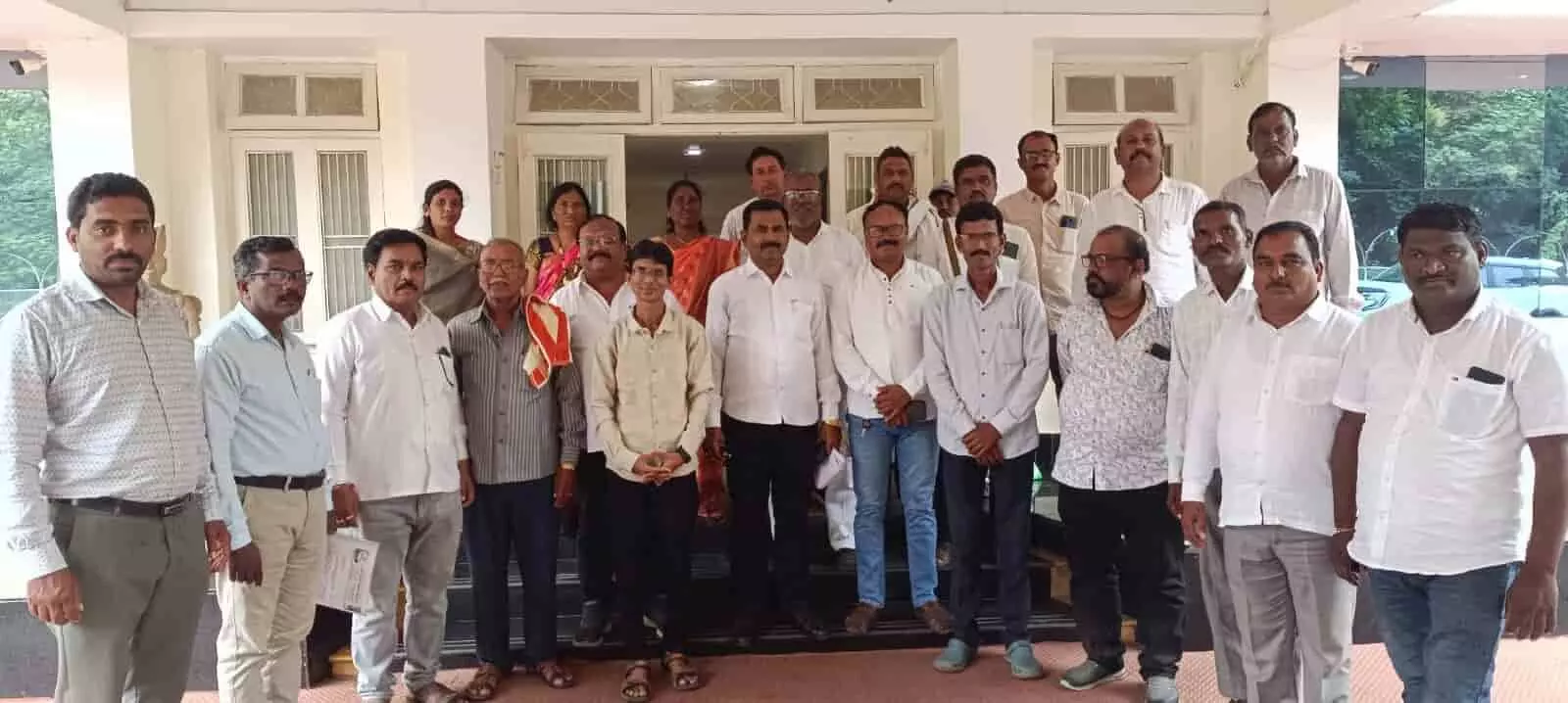 वर्धा के प्रशासनिक भवन परिसर में सरपंच संगठन के पदाधिकारी और सदस्य समूह में खड़े हैं। वर्धा के प्रशासनिक भवन परिसर में सरपंच संगठन के पदाधिकारी और सदस्य समूह में खड़े हैं।